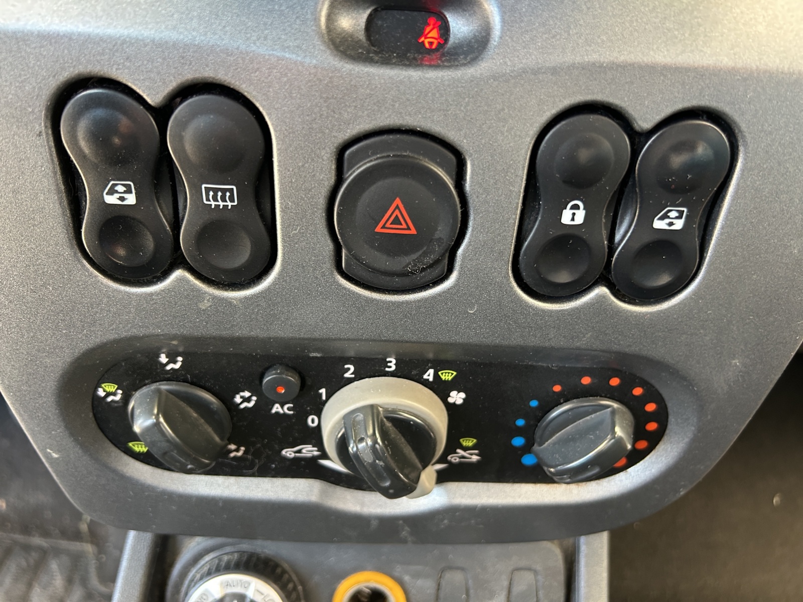 DACIA Duster 1.6 Ambiance 4x4-image-12