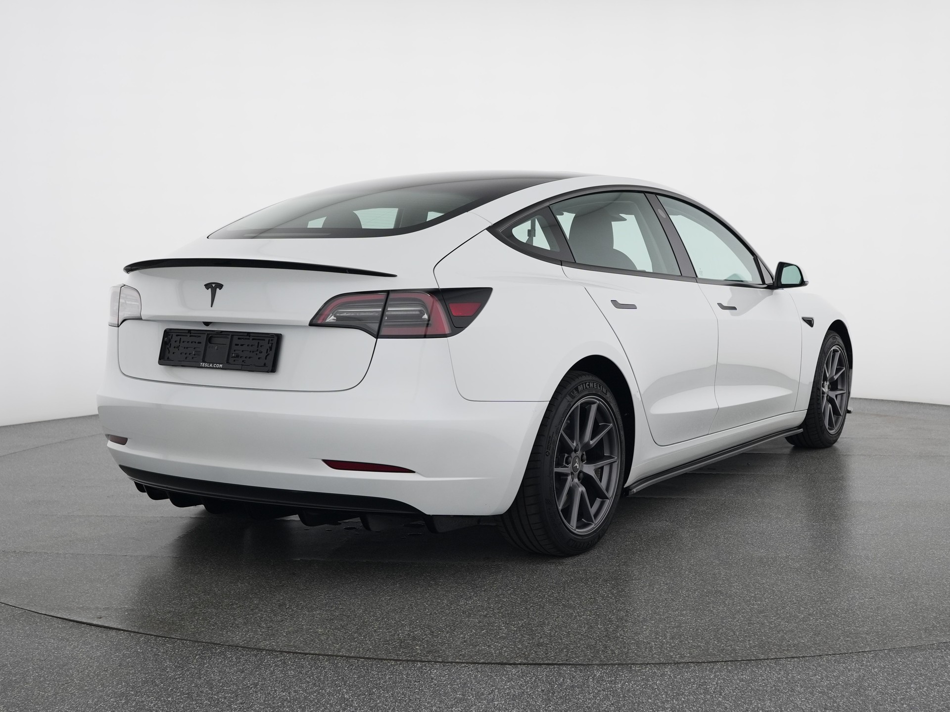 TESLA Model 3 Standard Range Plus Rear-Wheel Drive-showroom-element-3