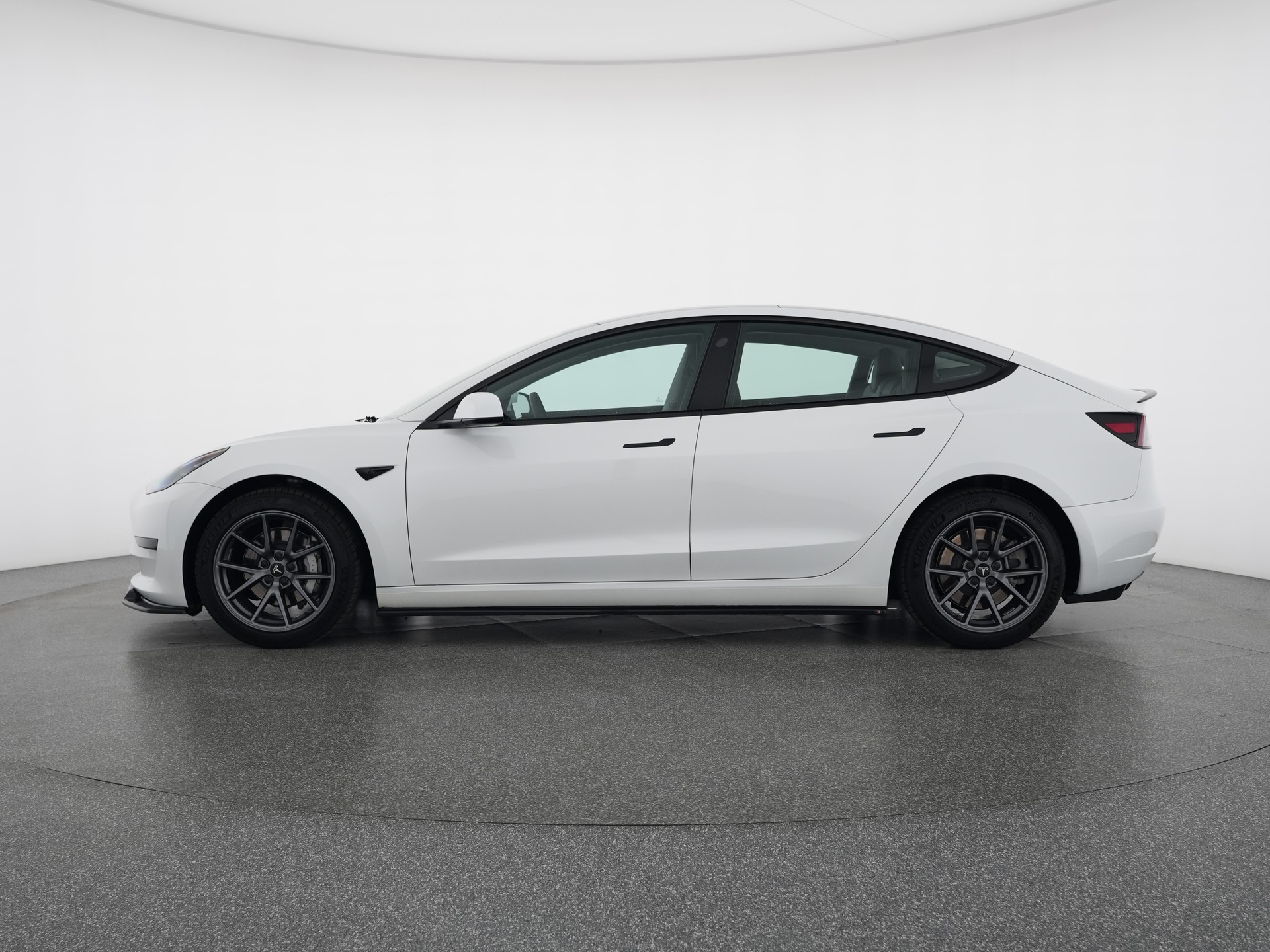 TESLA Model 3 Standard Range Plus Rear-Wheel Drive-showroom-element-1