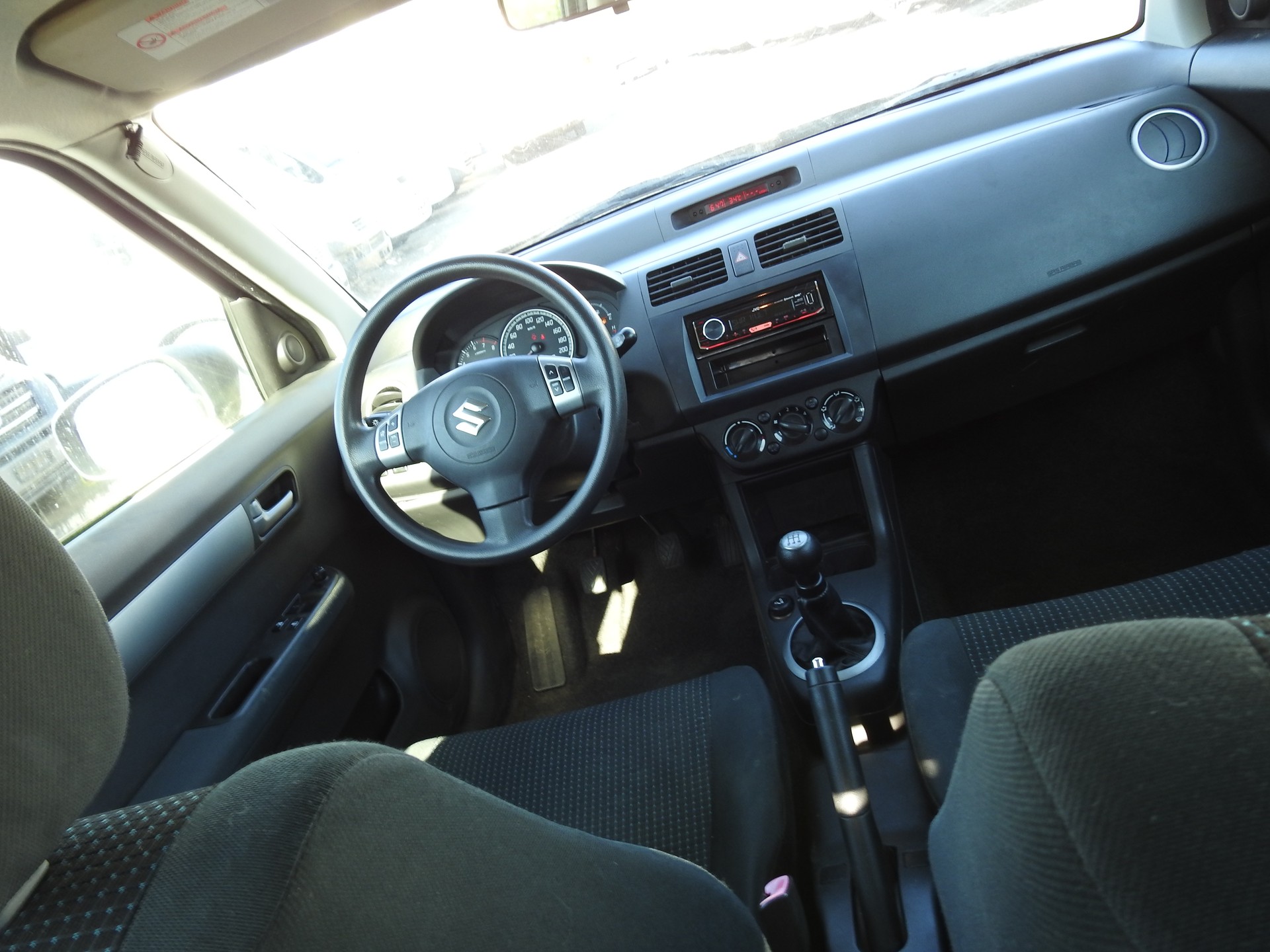 SUZUKI Swift 1.3i 16V GL Top-image-18