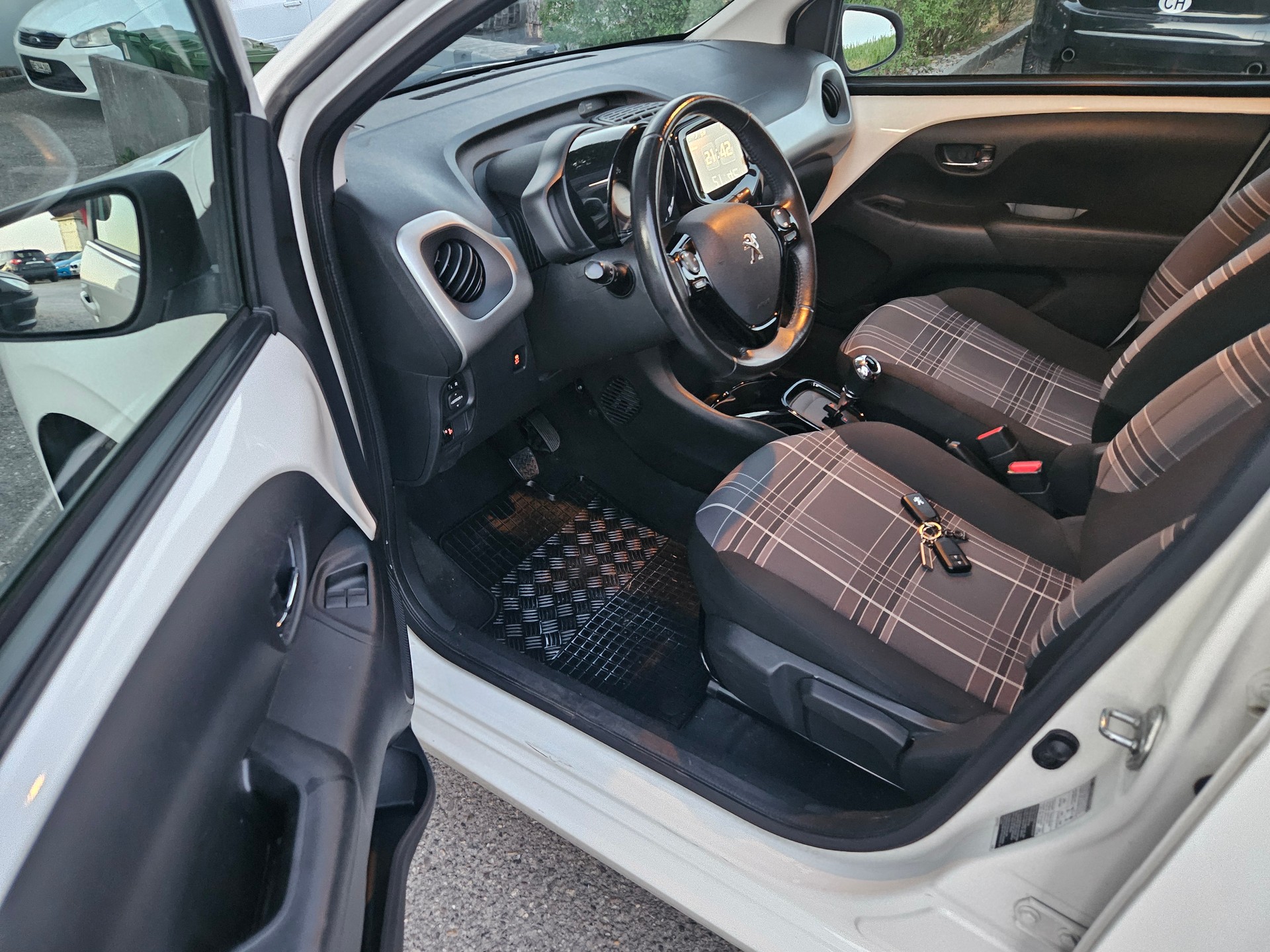 PEUGEOT 108 1.0 VTi Allure Top ETG-image-7