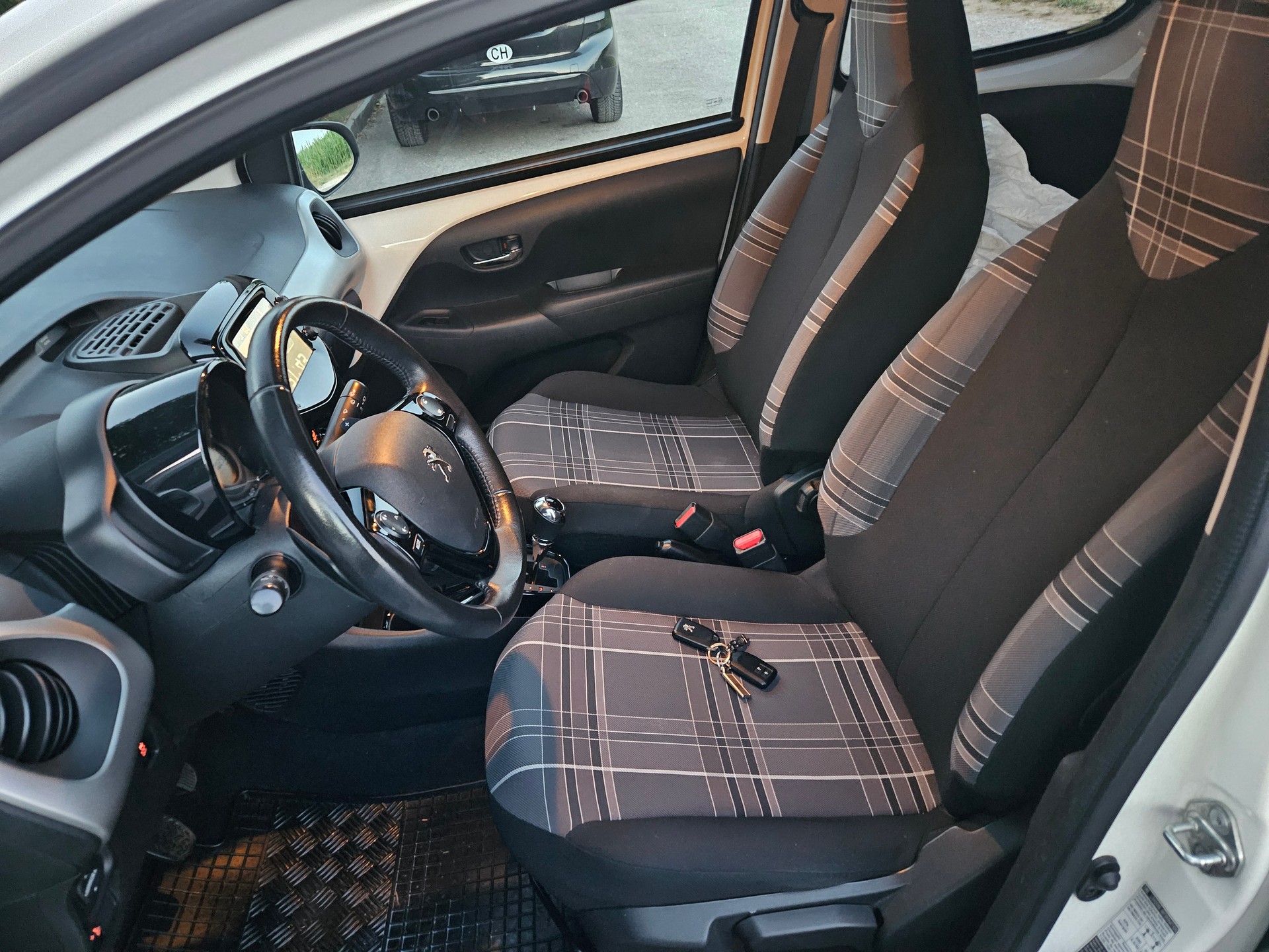 PEUGEOT 108 1.0 VTi Allure Top ETG-image-6
