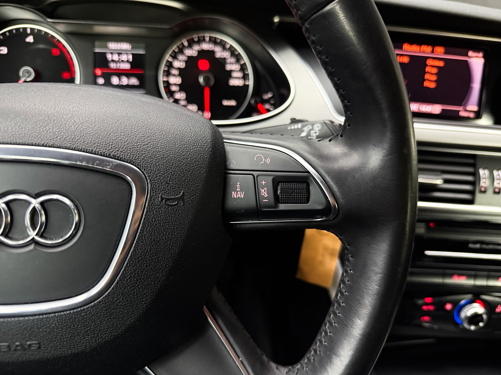 AUDI A4 Avant 2.0 TDI-image-10