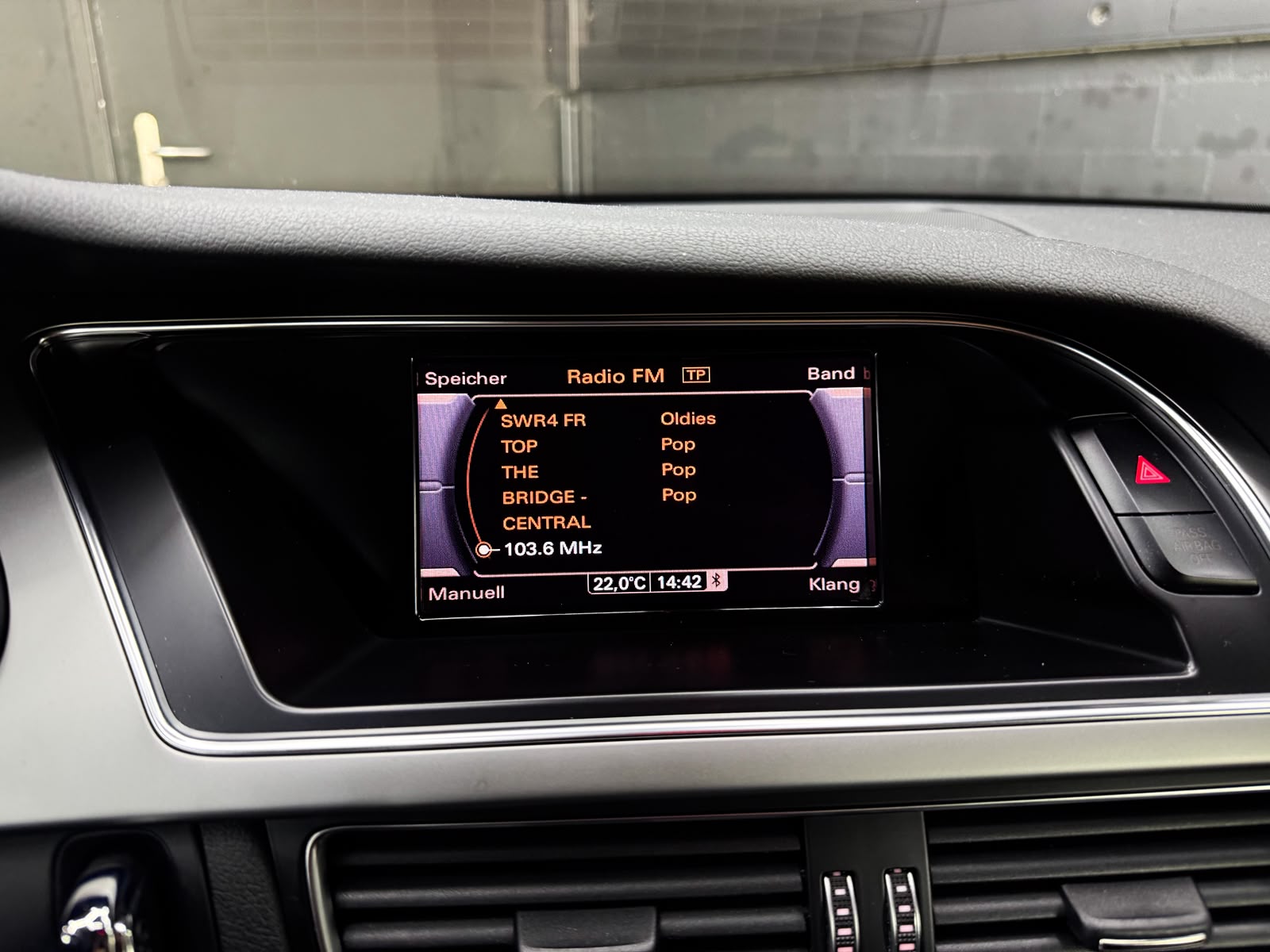 AUDI A4 Avant 2.0 TDI-image-13