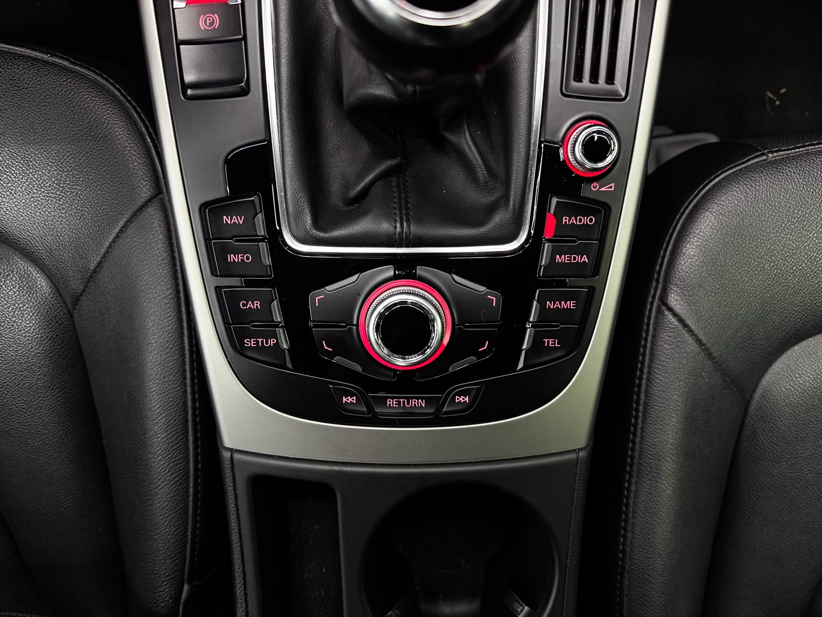 AUDI A4 Avant 2.0 TDI-image-16