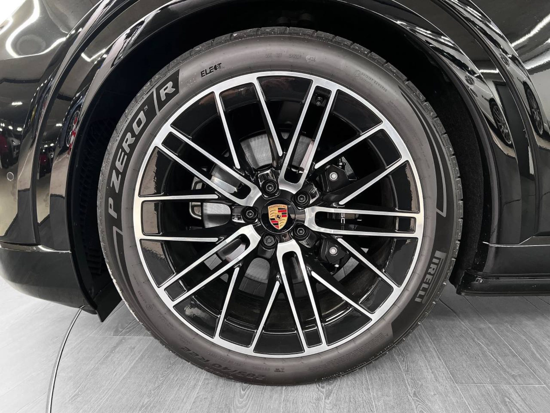 PORSCHE Cayenne Electric-image-10
