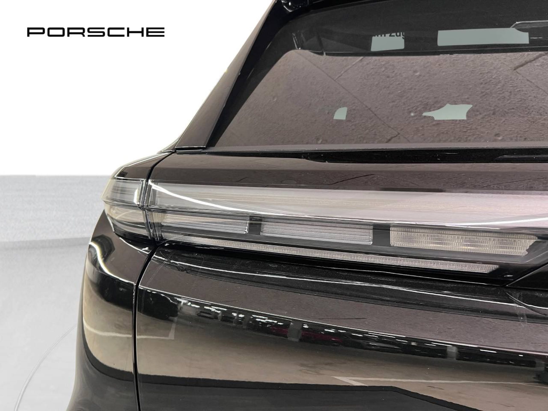 PORSCHE Cayenne Electric-image-12