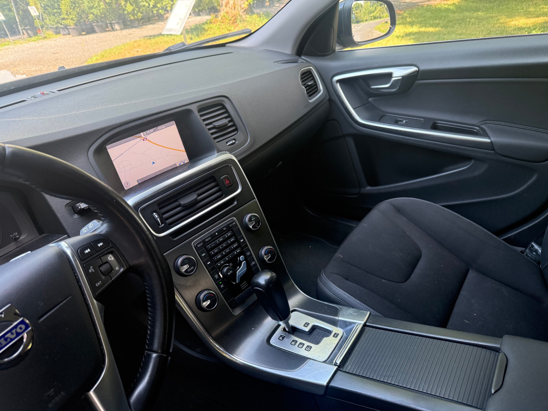 VOLVO V60 D3 Momentum Geartronic-image-8