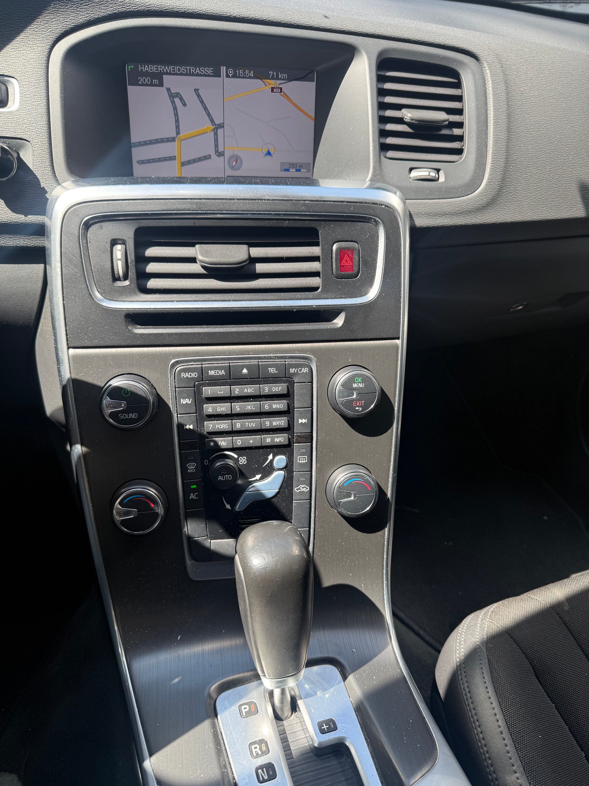 VOLVO V60 D3 Momentum Geartronic-image-9