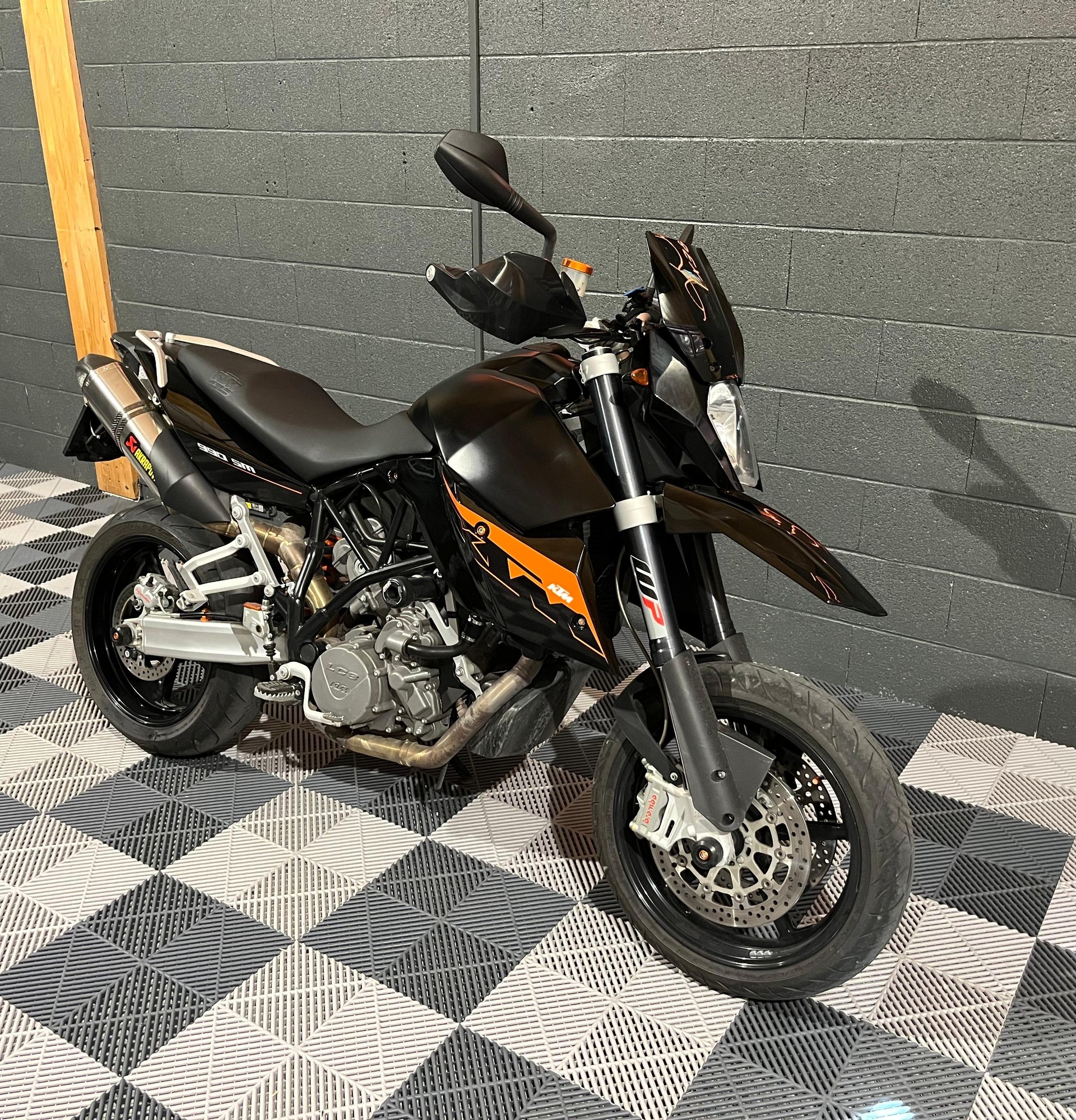 KTM 990 Supermoto-image-1