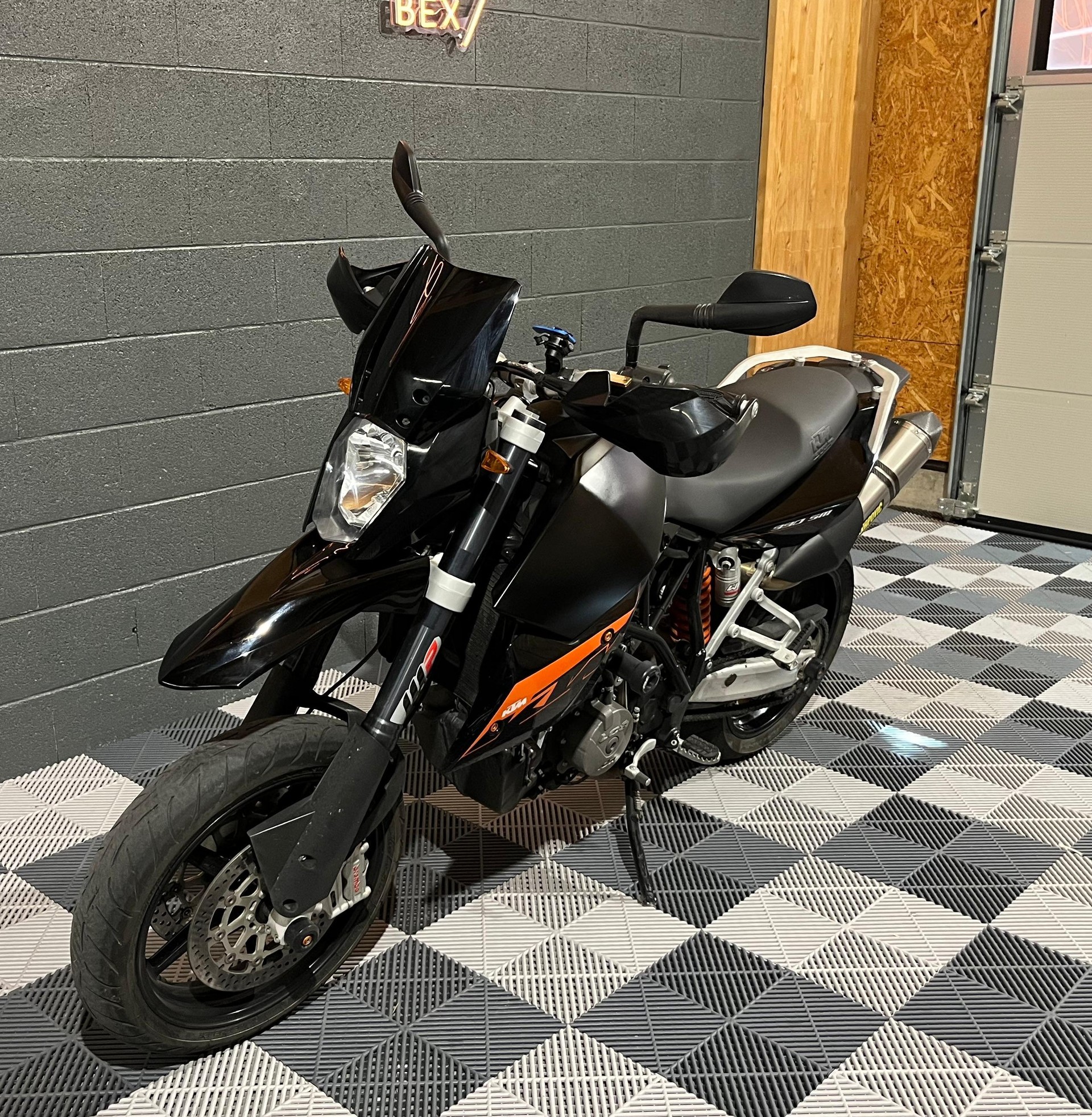 KTM 990 Supermoto-image-4