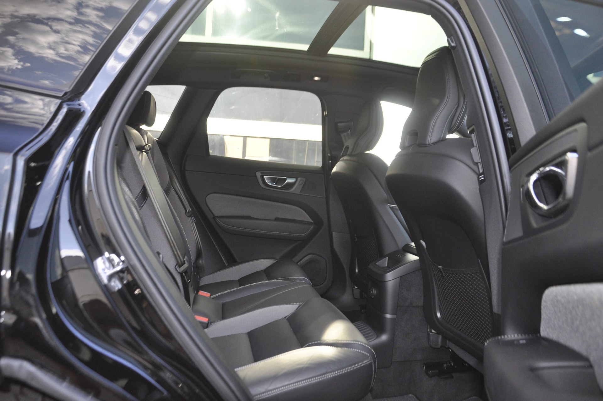 VOLVO XC60 T6 eAWD R-Design Geartronic-image-6