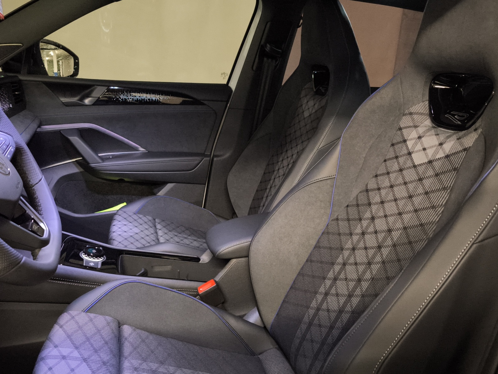 VW Tiguan 2.0 TSI DSG R-Line Plus 4Motion-image-11