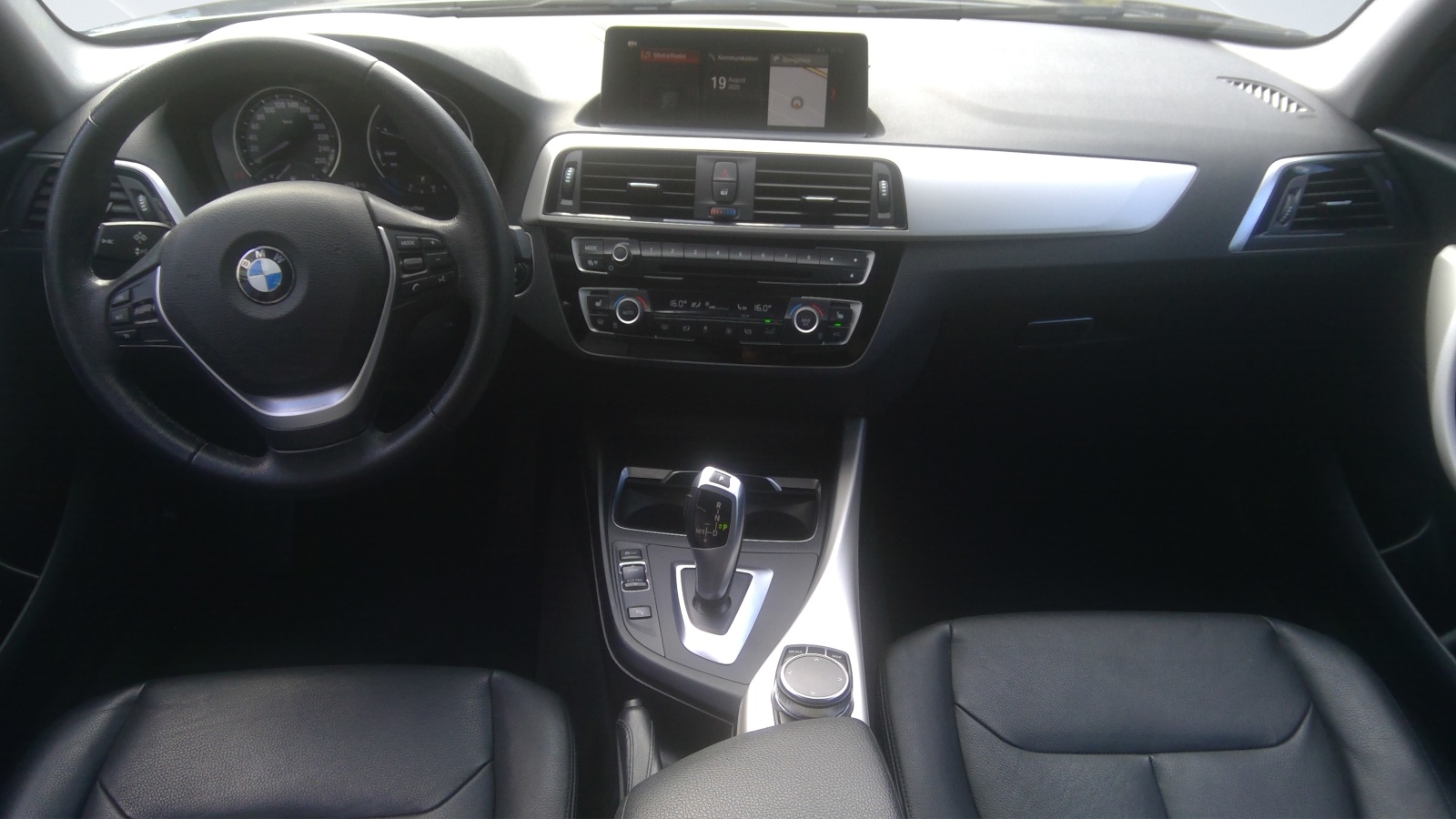 BMW 118i Essential Edition Steptronic-image-3