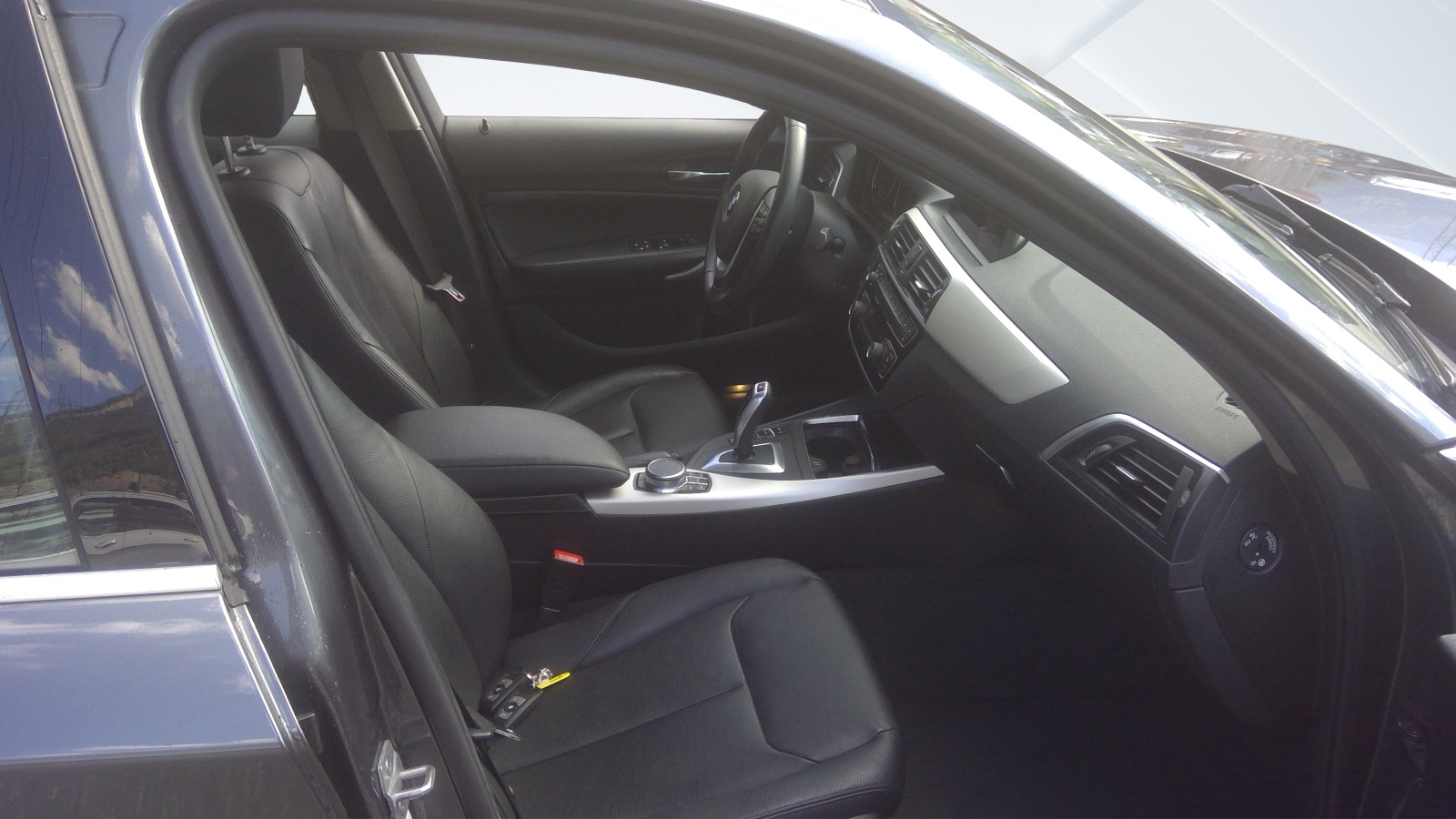 BMW 118i Essential Edition Steptronic-image-4