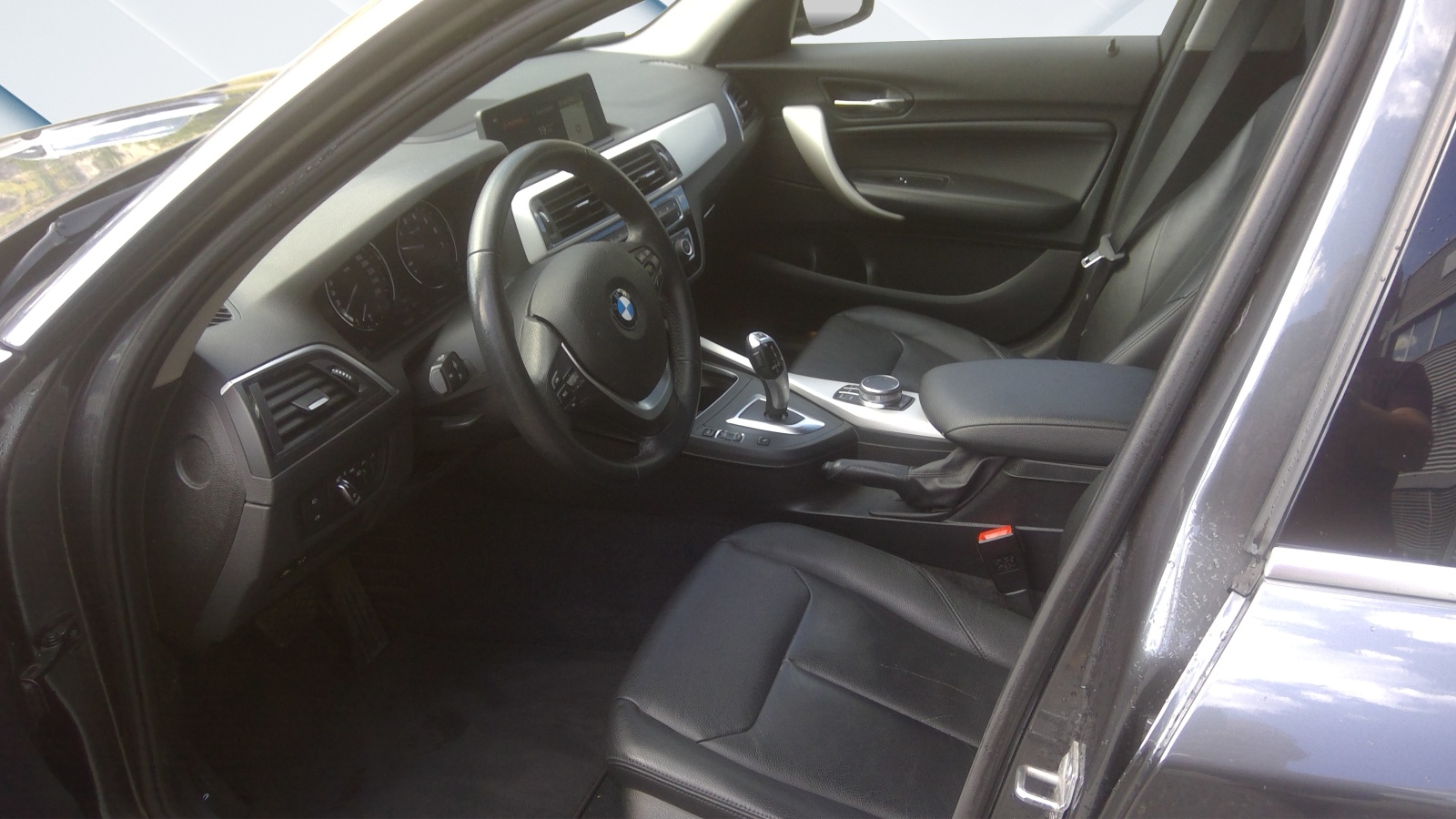 BMW 118i Essential Edition Steptronic-image-10