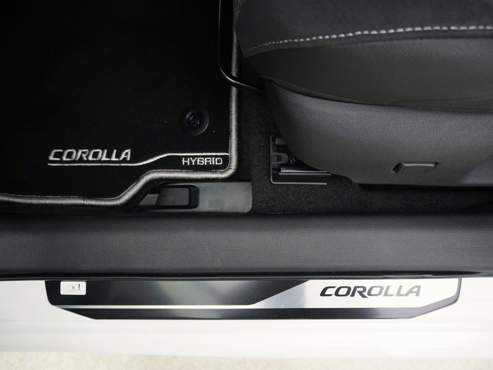 TOYOTA Corolla 2.0 HSD Trend + ** Zwei Zonen-Klimaautomatik **-image-19