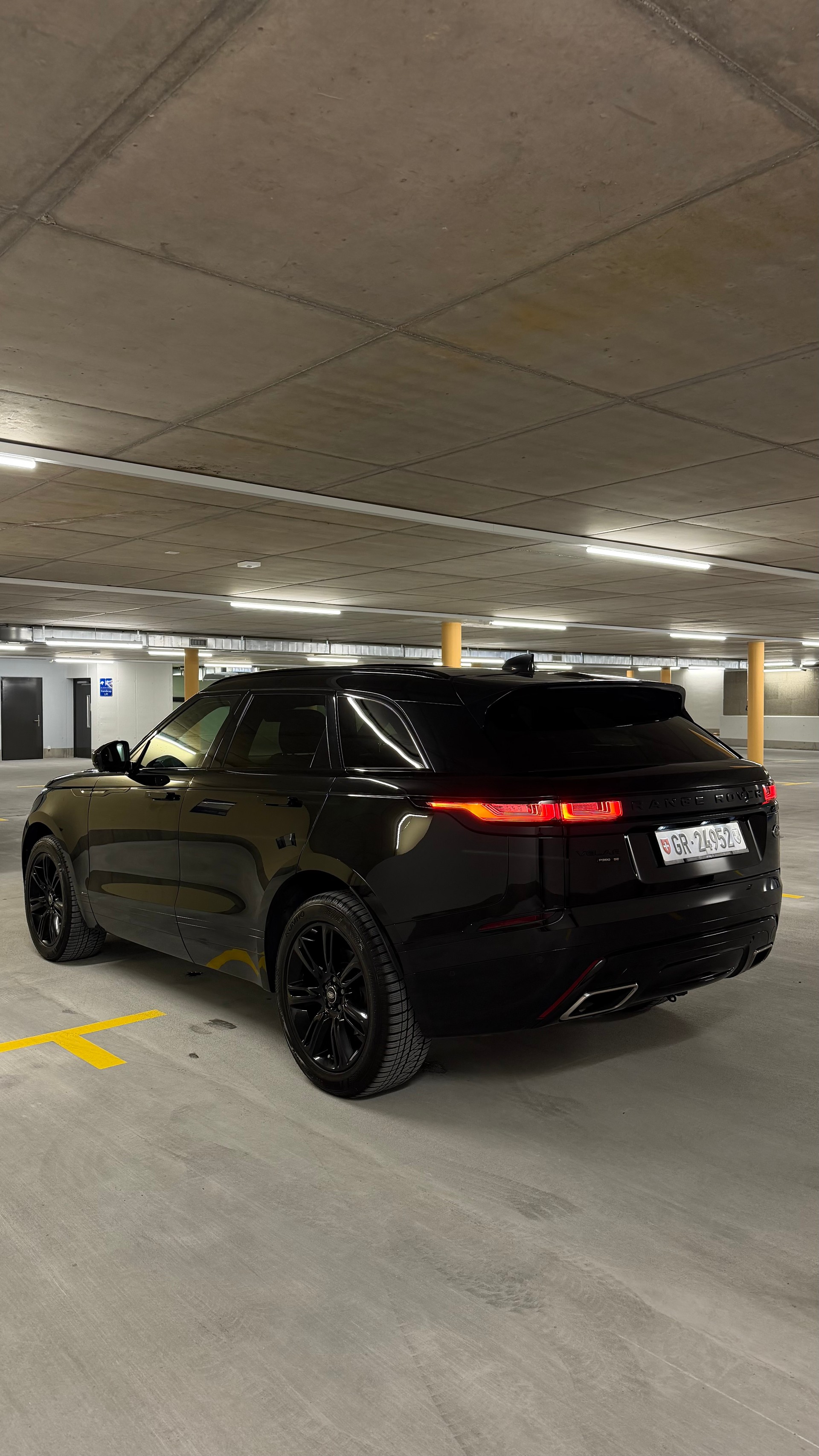 LAND ROVER 2.0 T 300 R-Dynamic SE-image-1