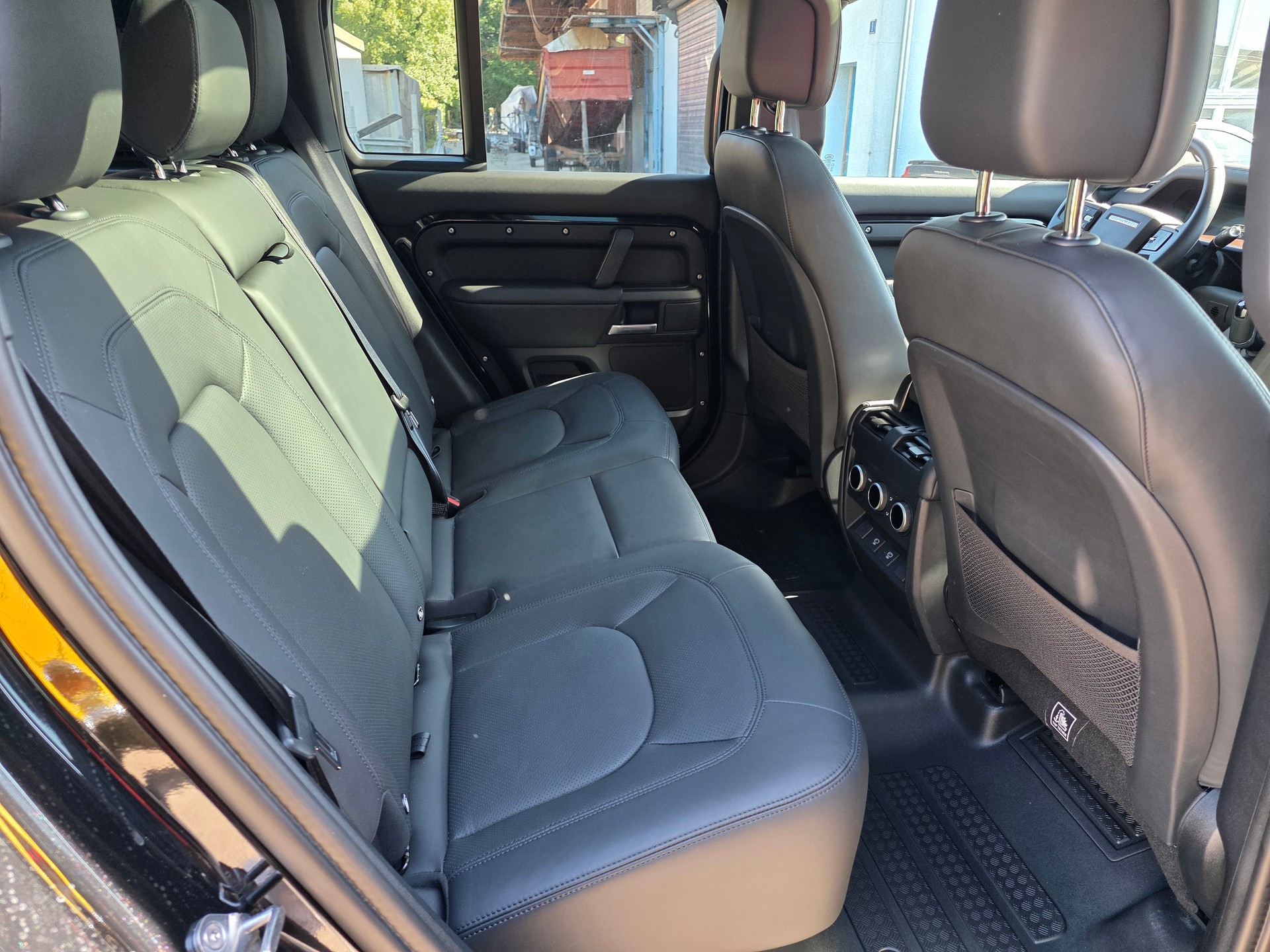 LAND ROVER Defender 110 3.0 D I6 300 X-Dynamic HSE AWD AT8-image-13