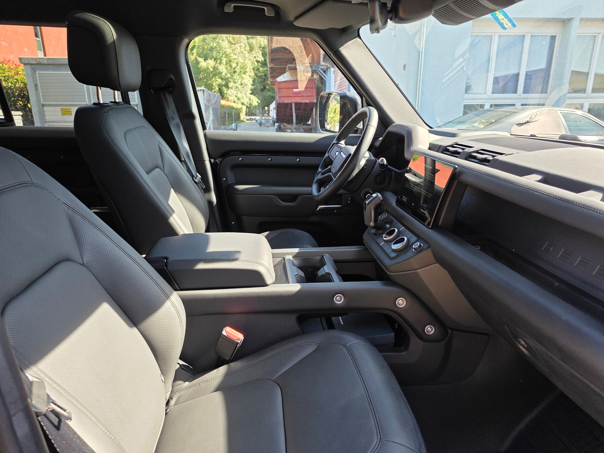 LAND ROVER Defender 110 3.0 D I6 300 X-Dynamic HSE AWD AT8-image-8