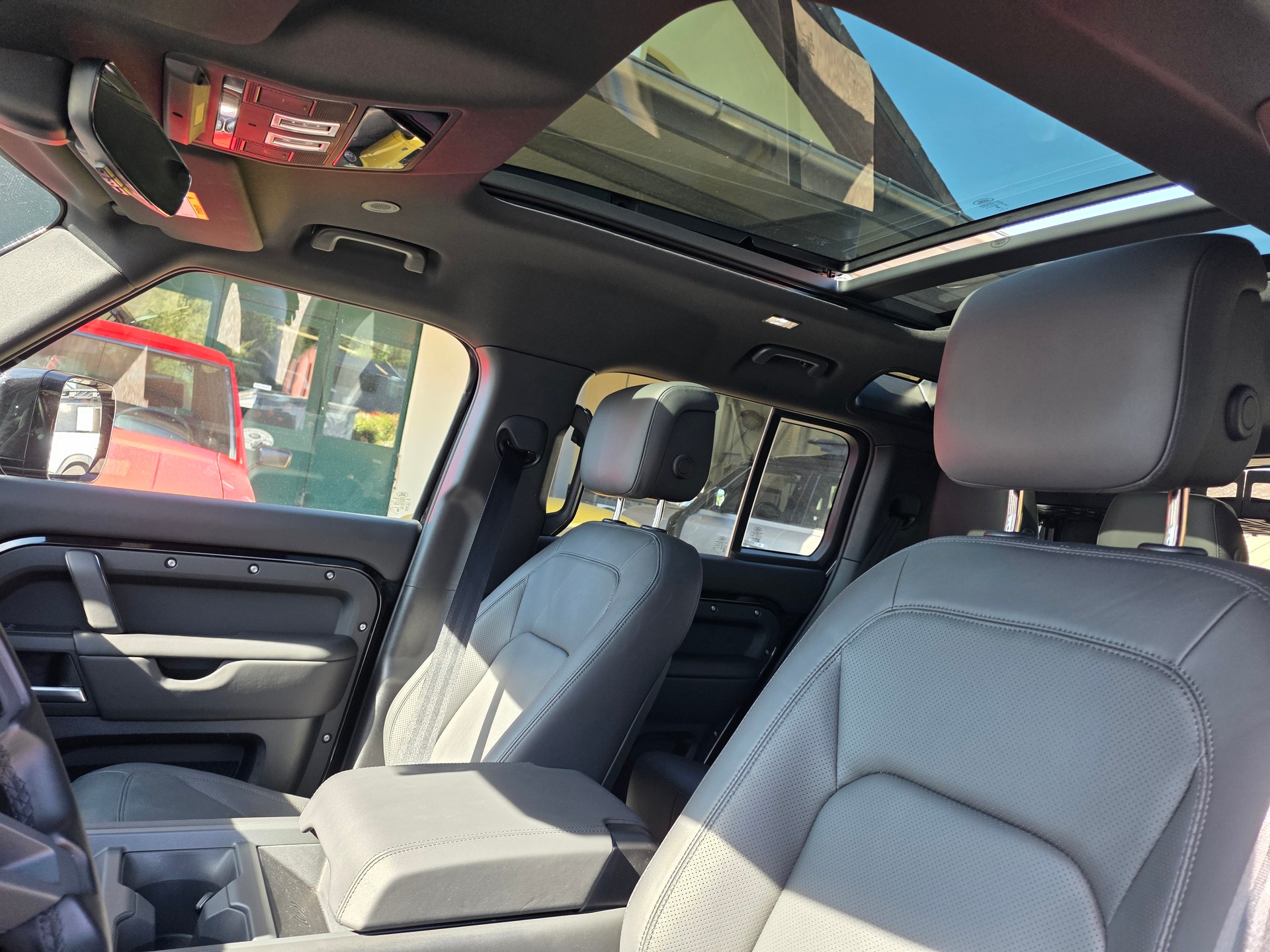 LAND ROVER Defender 110 3.0 D I6 300 X-Dynamic HSE AWD AT8-image-10