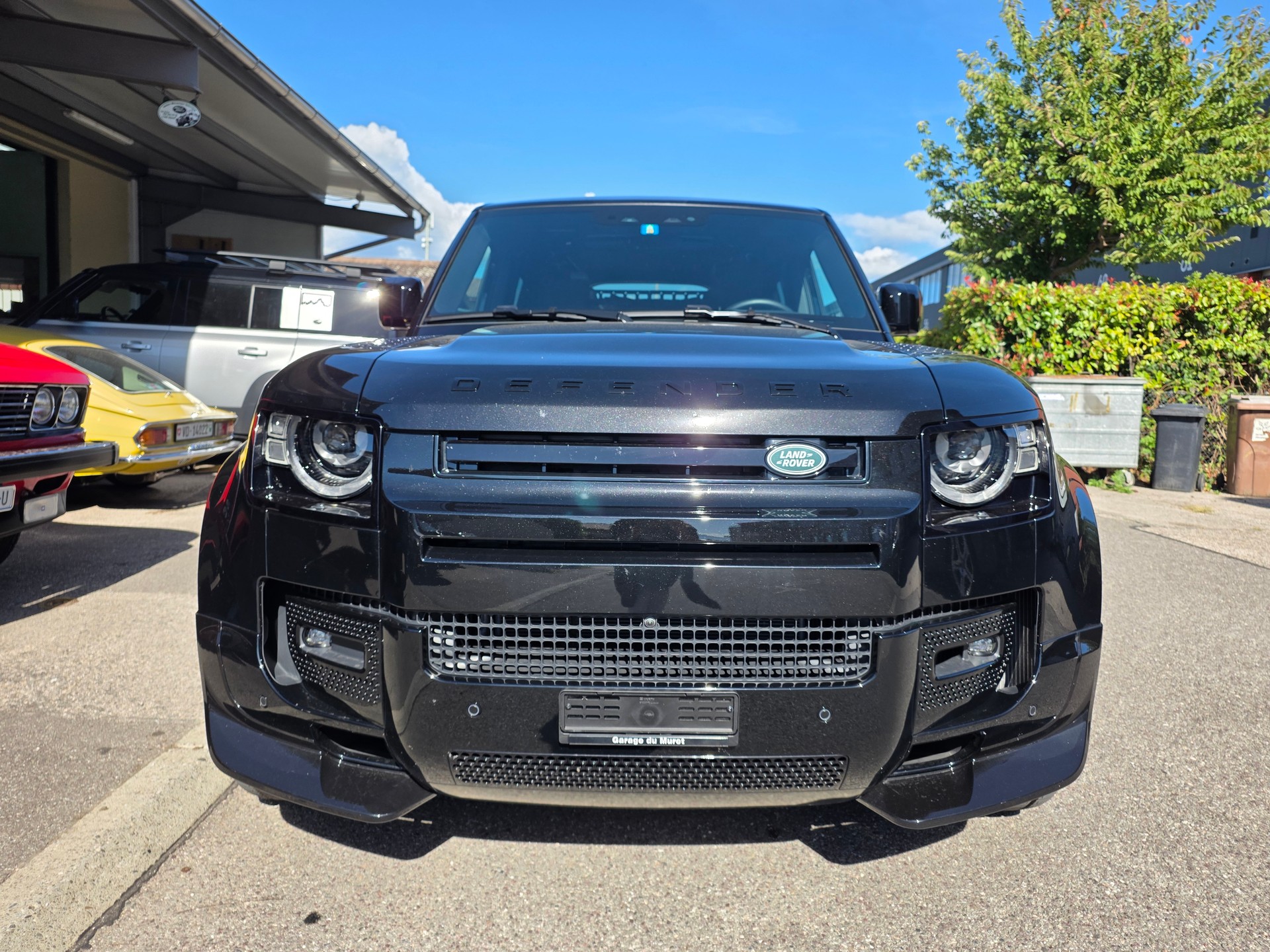 LAND ROVER Defender 110 3.0 D I6 300 X-Dynamic HSE AWD AT8-image-2