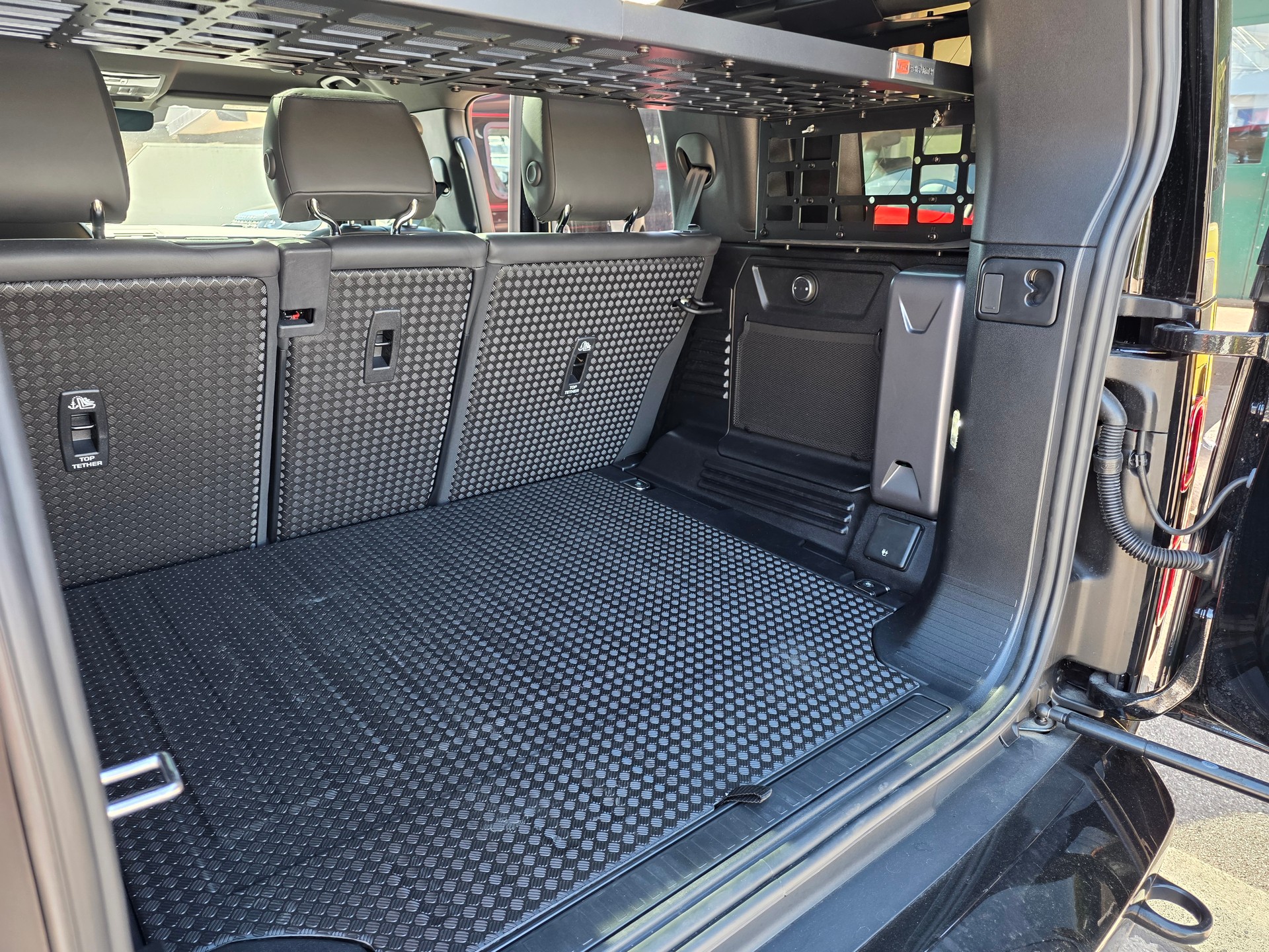 LAND ROVER Defender 110 3.0 D I6 300 X-Dynamic HSE AWD AT8-image-12