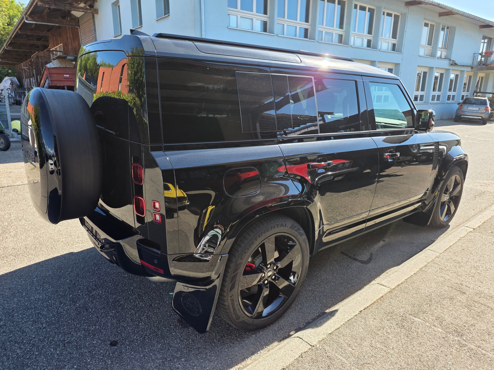 LAND ROVER Defender 110 3.0 D I6 300 X-Dynamic HSE AWD AT8-image-4