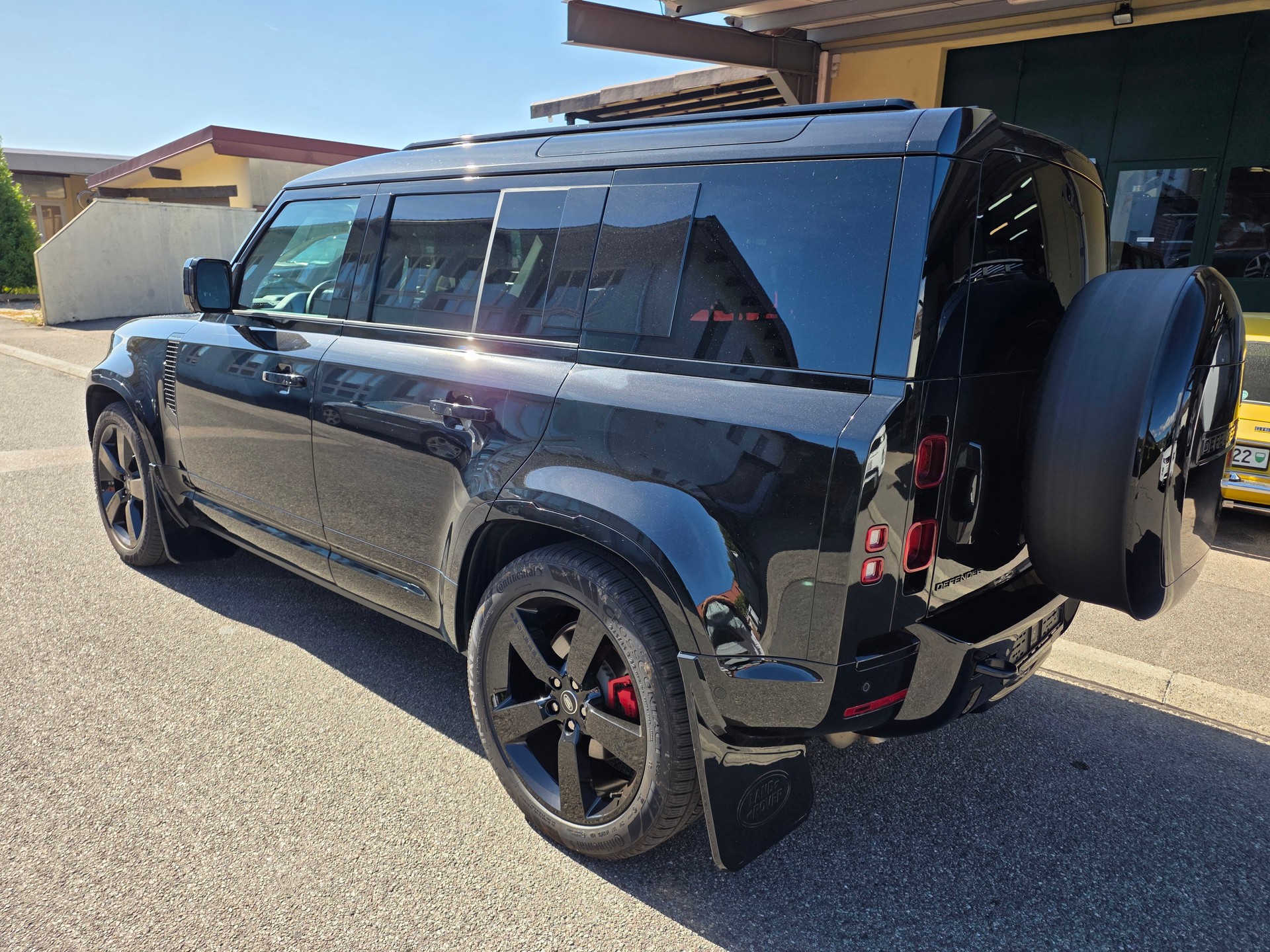 LAND ROVER Defender 110 3.0 D I6 300 X-Dynamic HSE AWD AT8-image-3