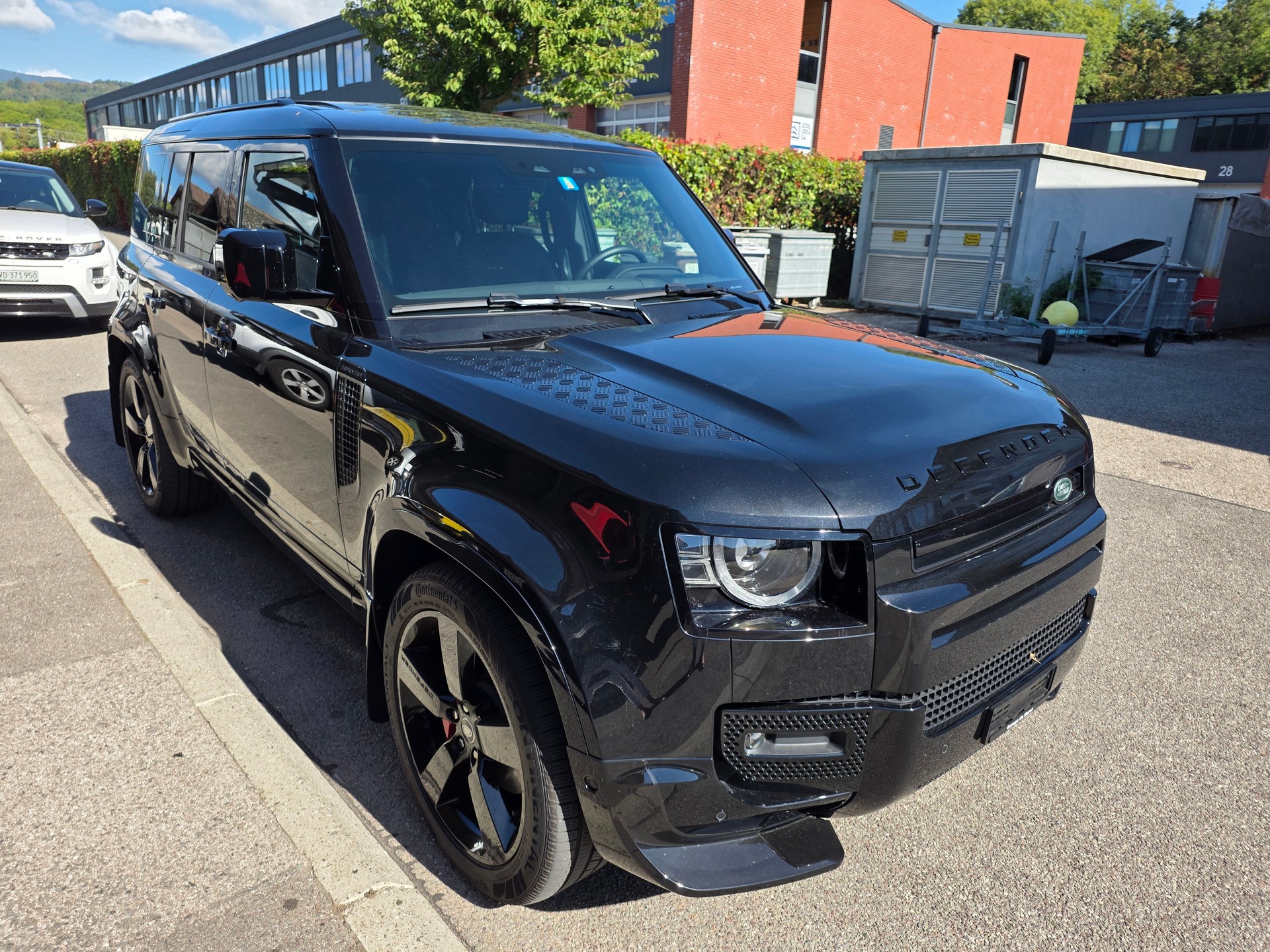 LAND ROVER Defender 110 3.0 D I6 300 X-Dynamic HSE AWD AT8-image-0