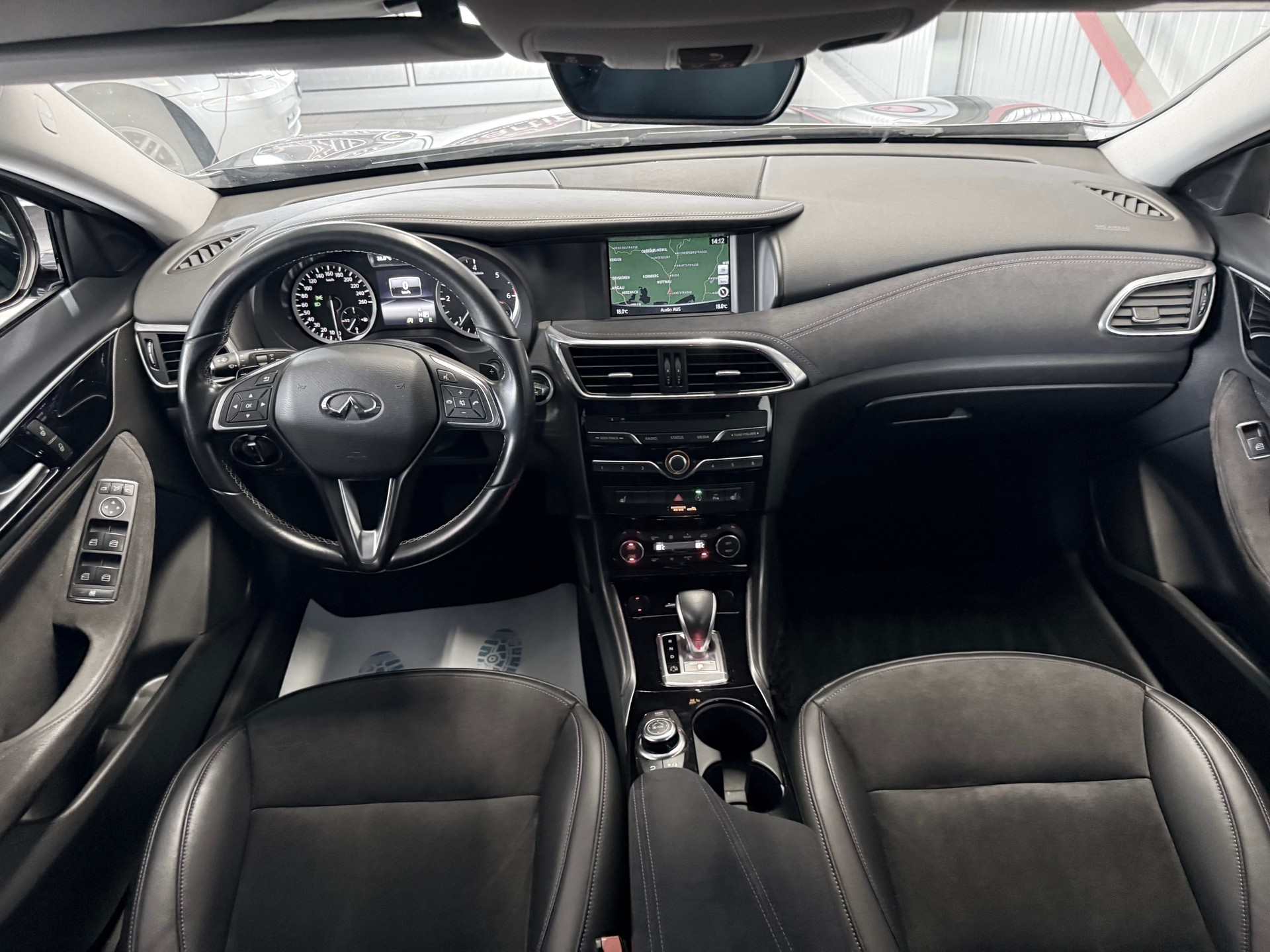 INFINITI Q30 1.5d Premium FWD DCT-image-8
