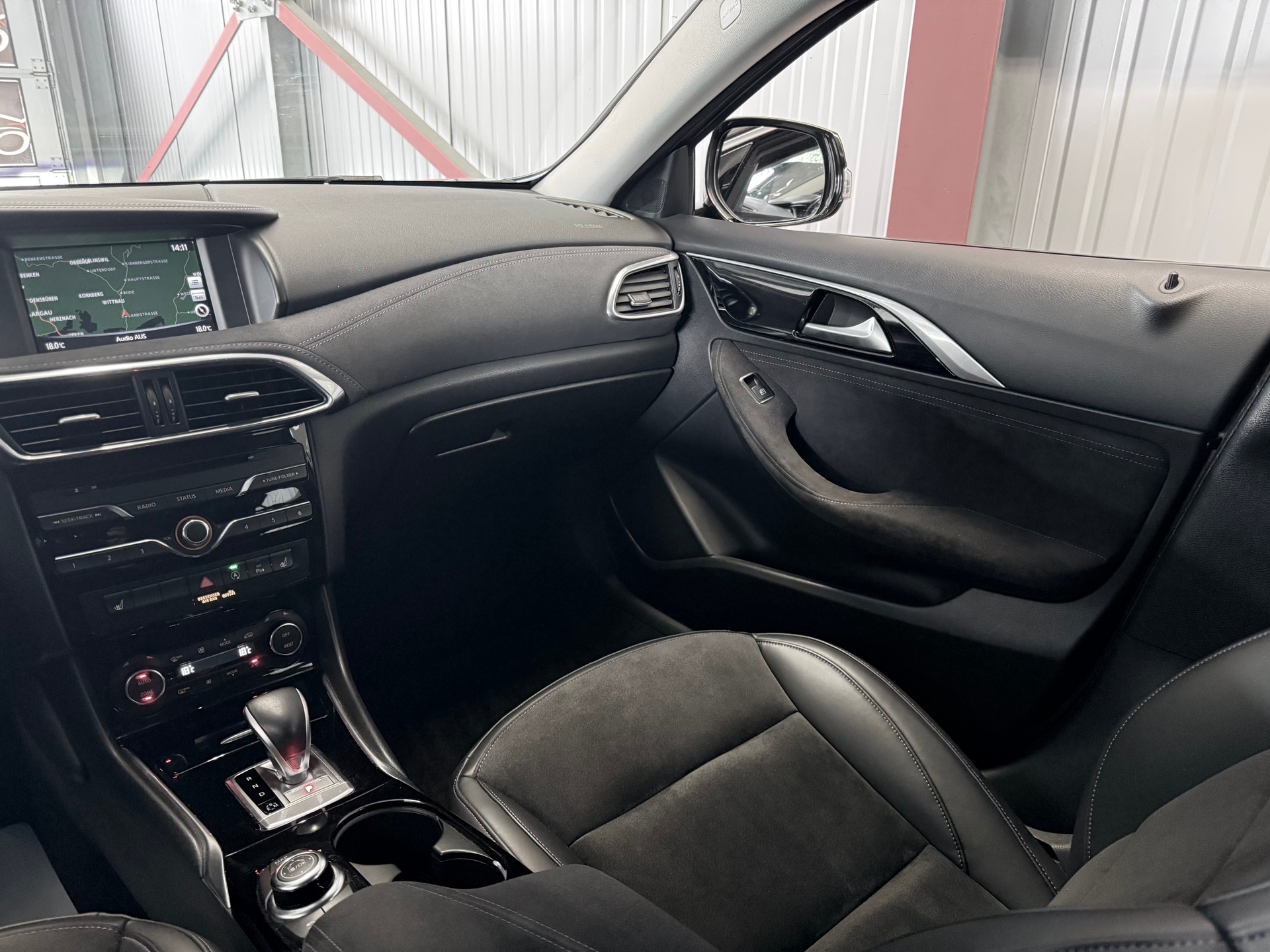 INFINITI Q30 1.5d Premium FWD DCT-image-10