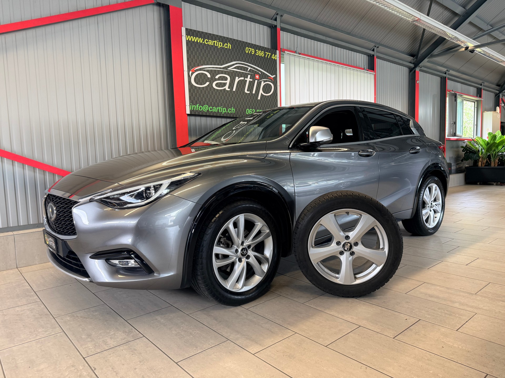 INFINITI Q30 1.5d Premium FWD DCT-image-1