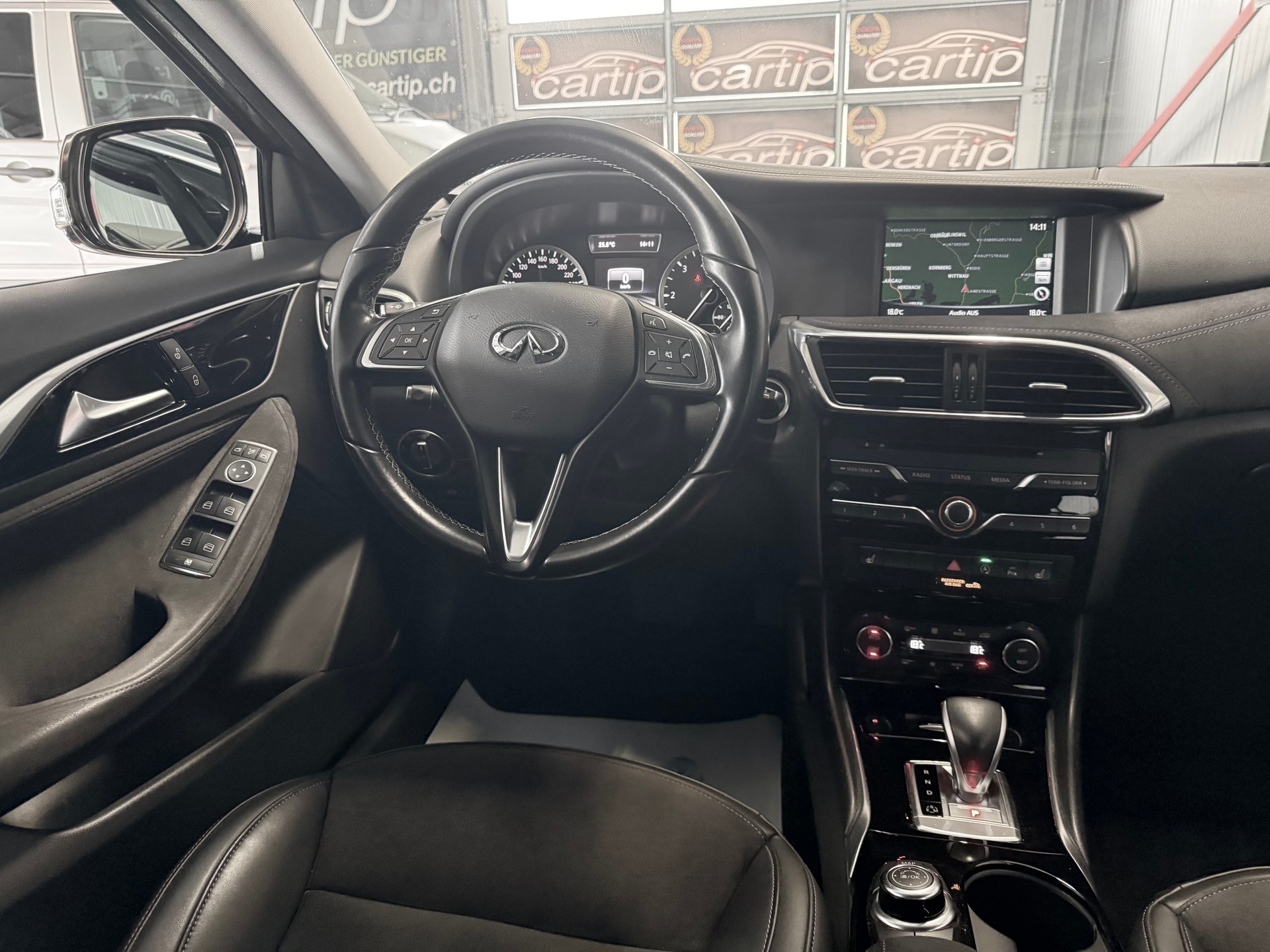 INFINITI Q30 1.5d Premium FWD DCT-image-11