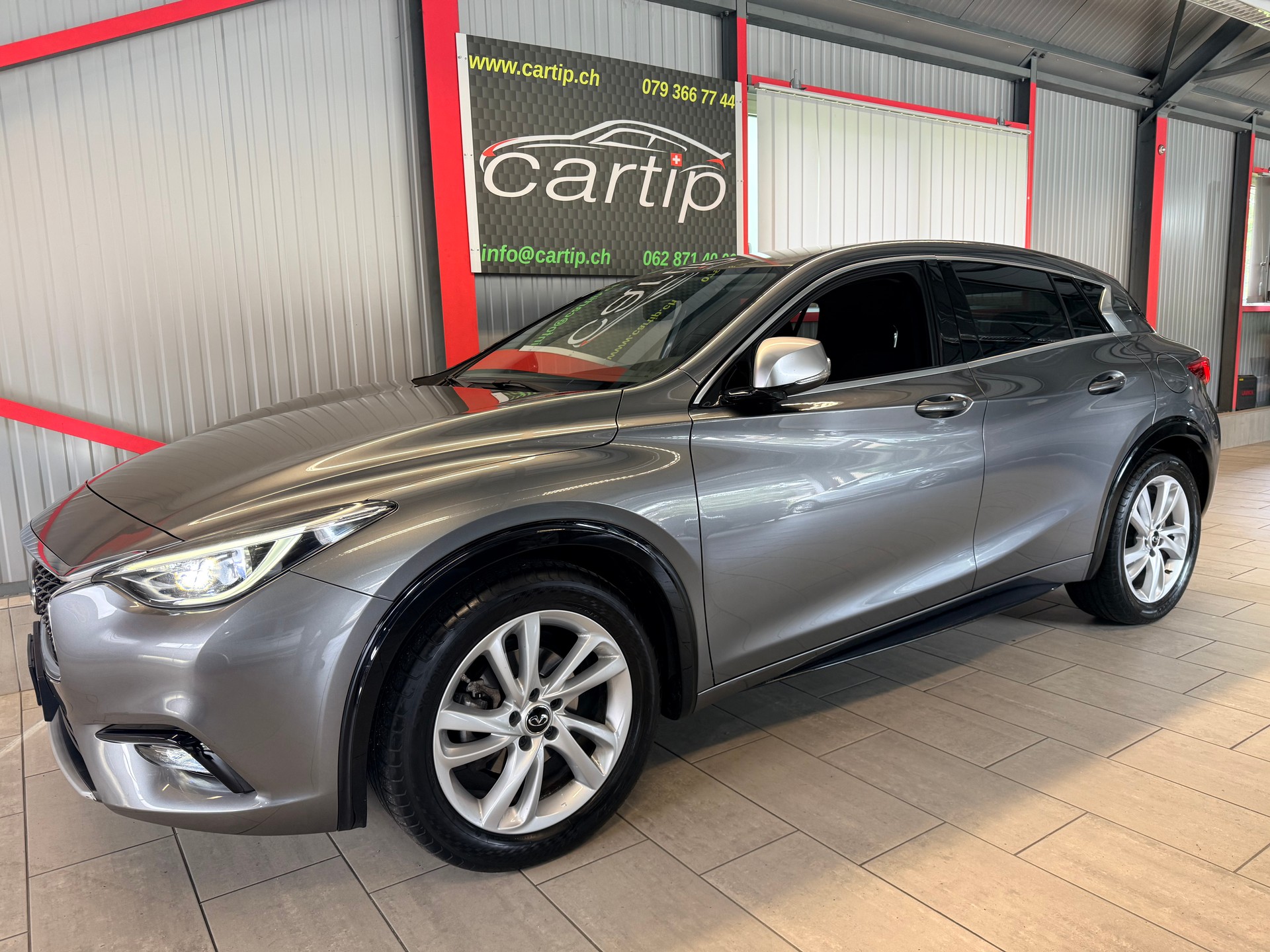 INFINITI Q30 1.5d Premium FWD DCT-image-0