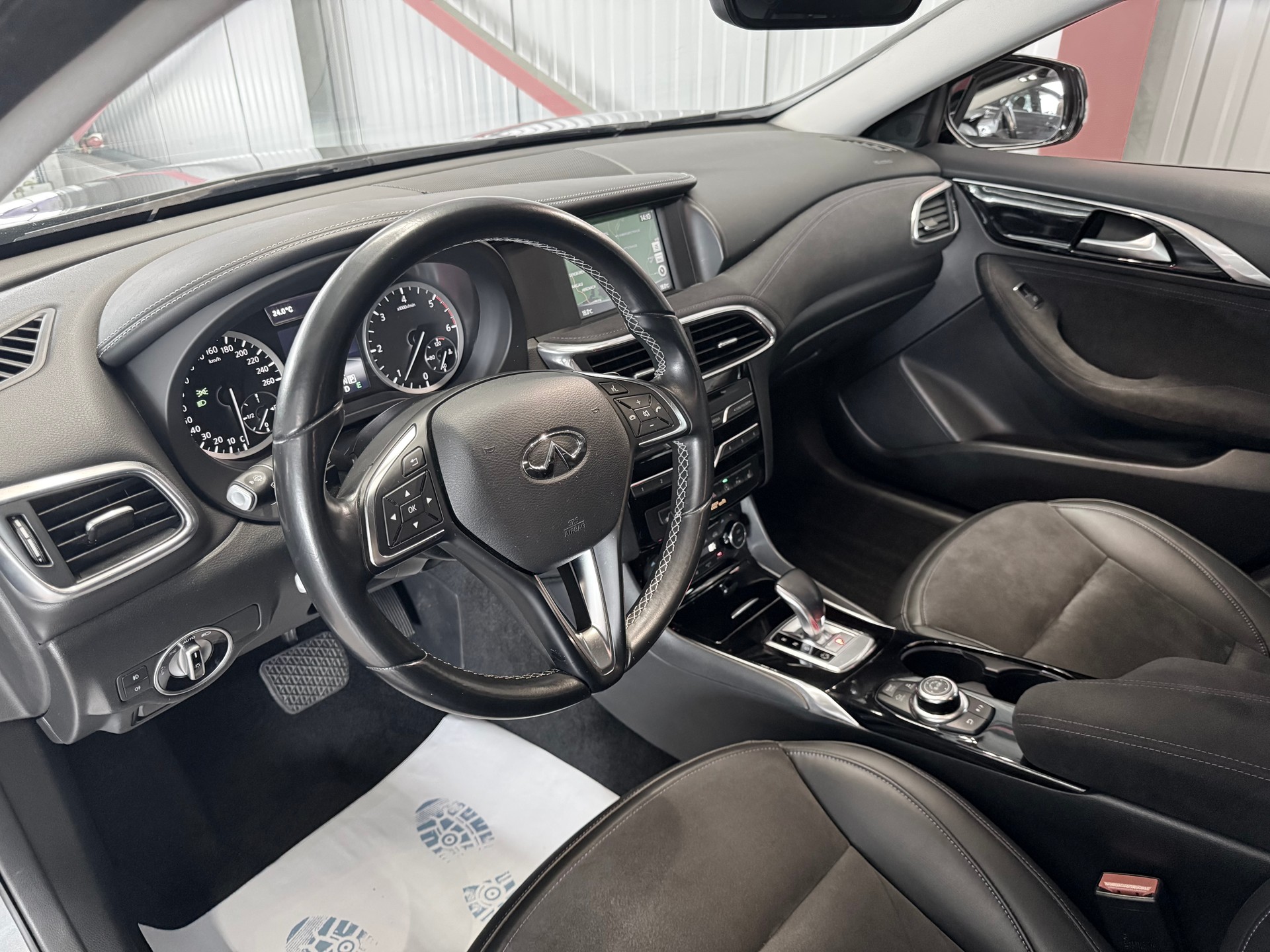 INFINITI Q30 1.5d Premium FWD DCT-image-9