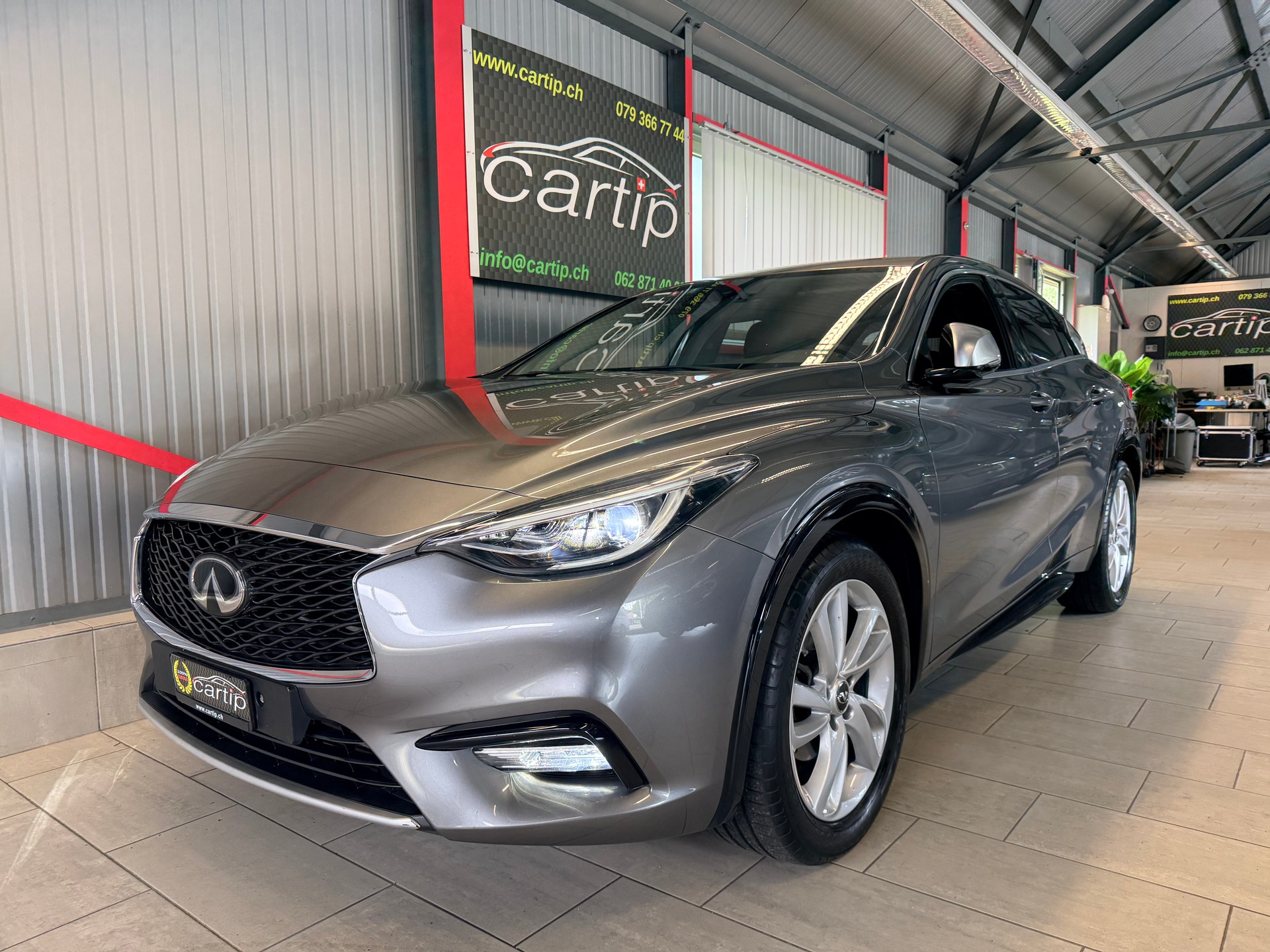 INFINITI Q30 1.5d Premium FWD DCT-image-2