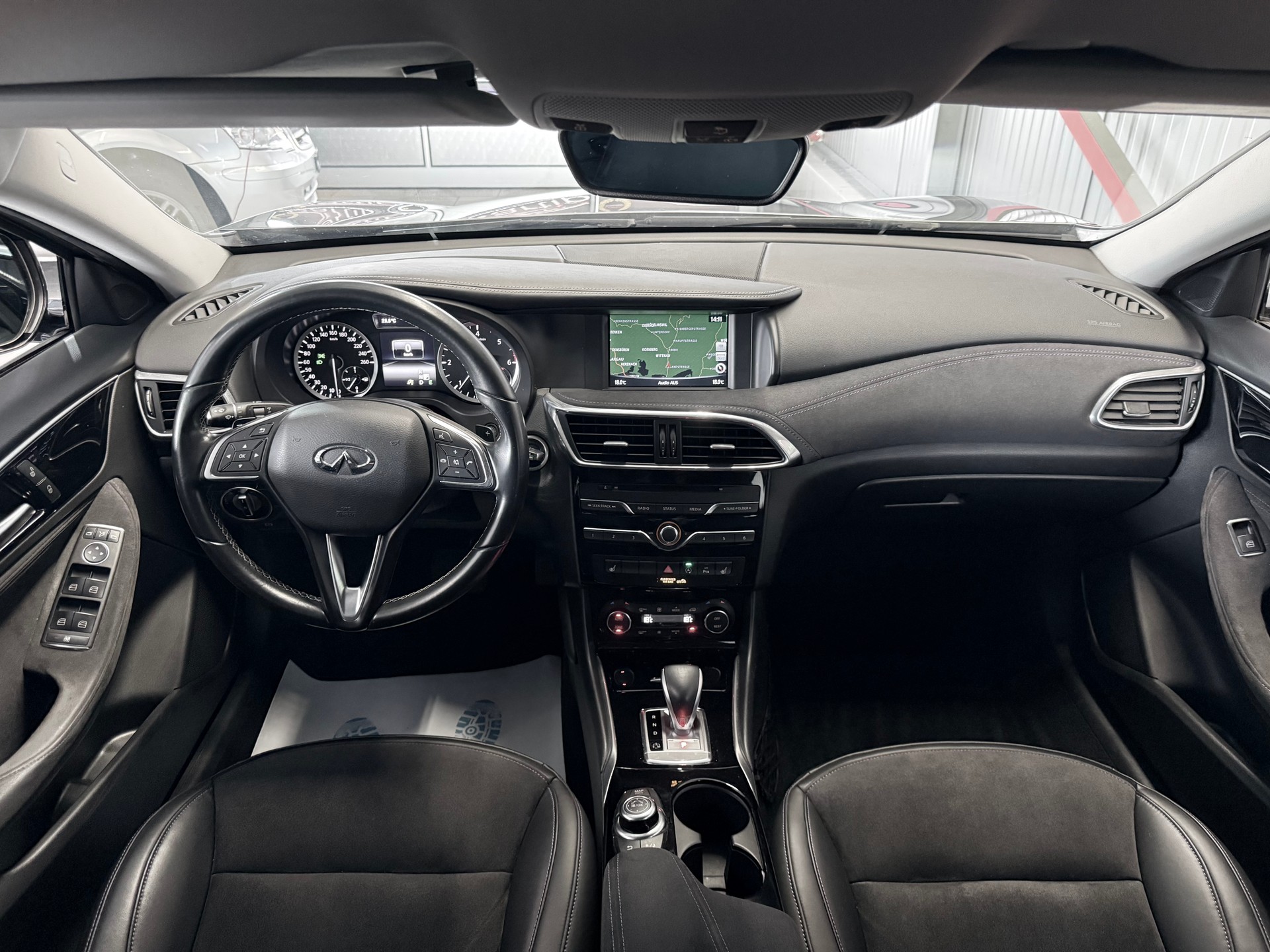 INFINITI Q30 1.5d Premium FWD DCT-image-14