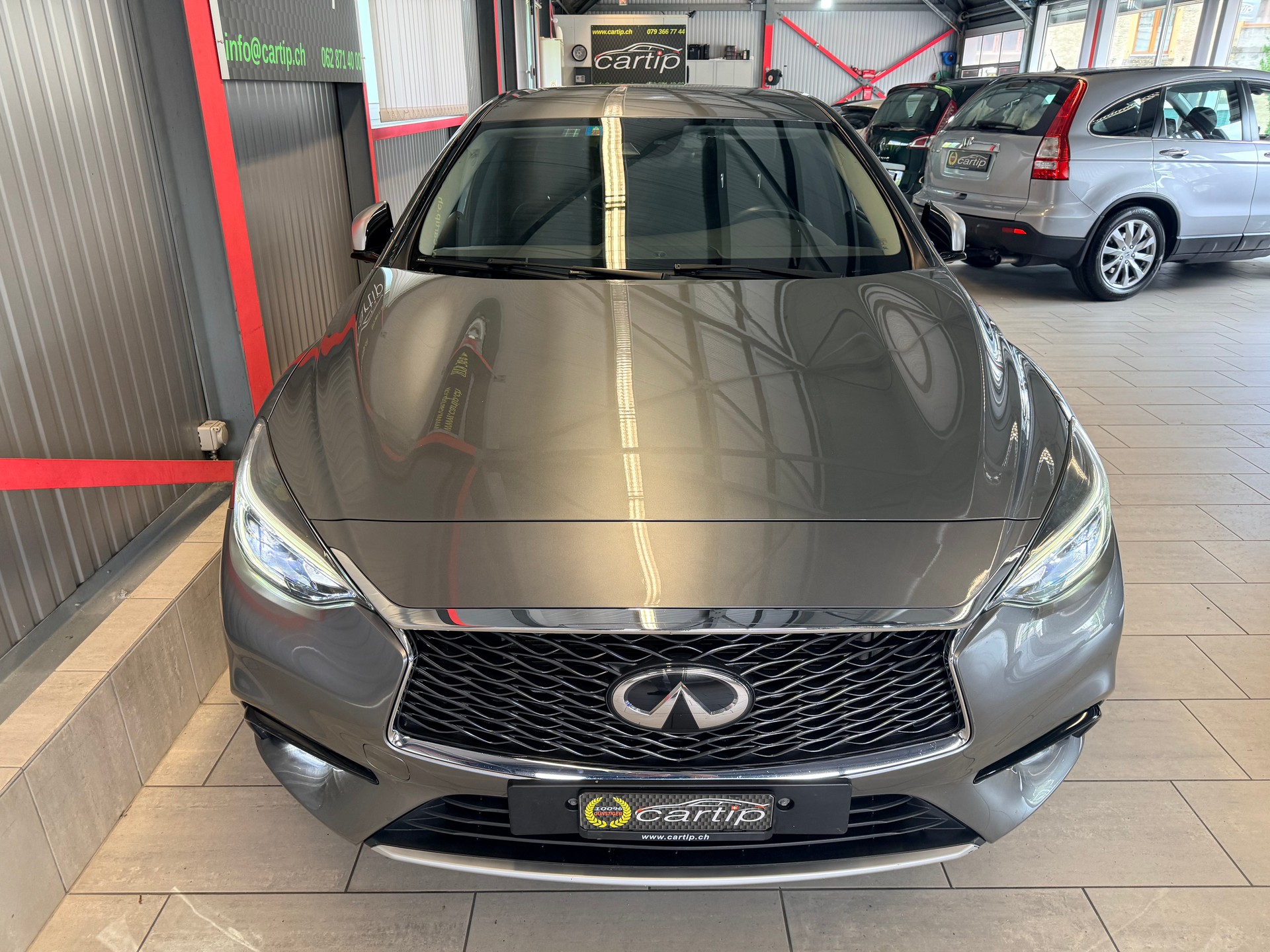 INFINITI Q30 1.5d Premium FWD DCT-image-3