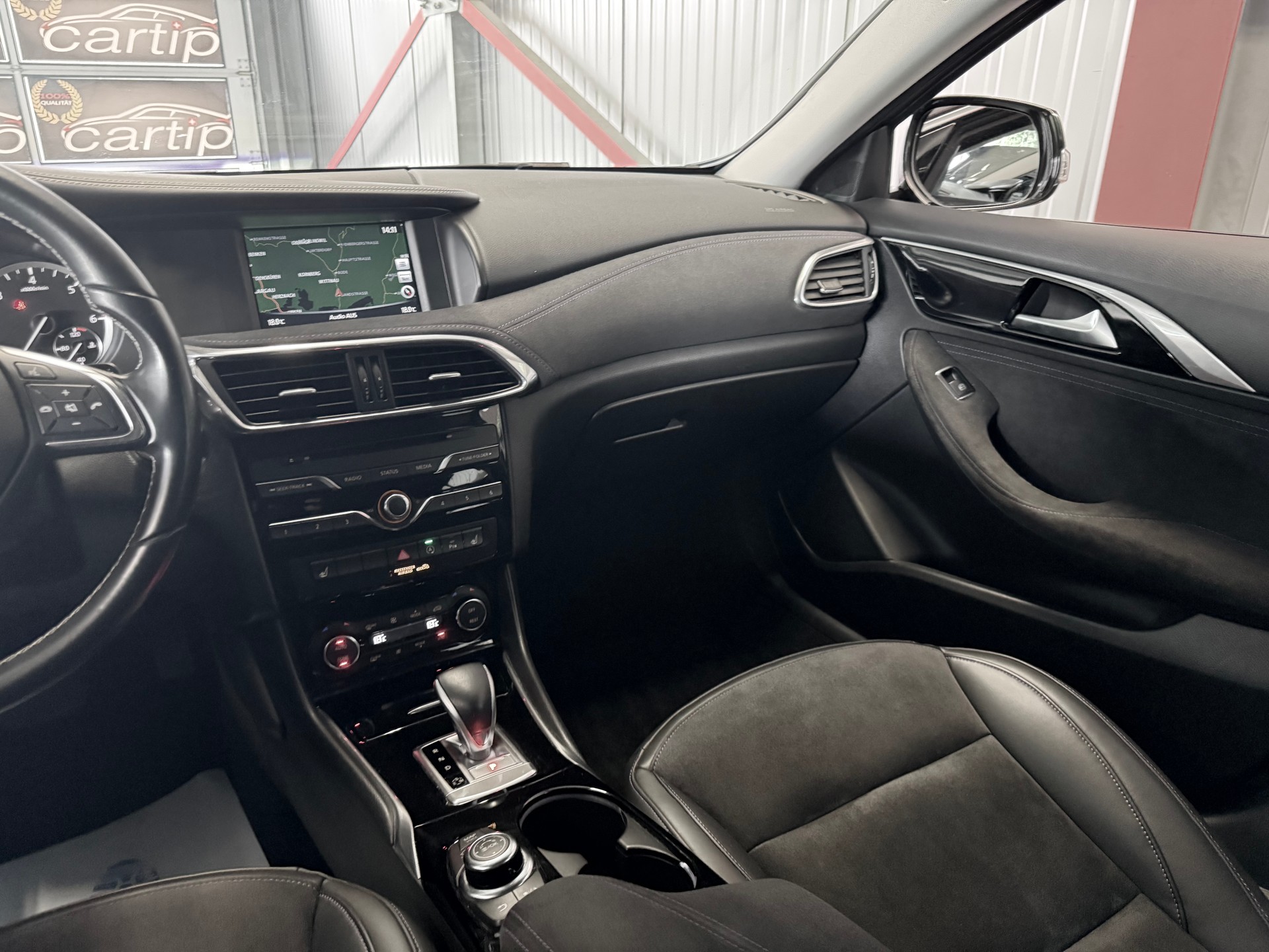 INFINITI Q30 1.5d Premium FWD DCT-image-12