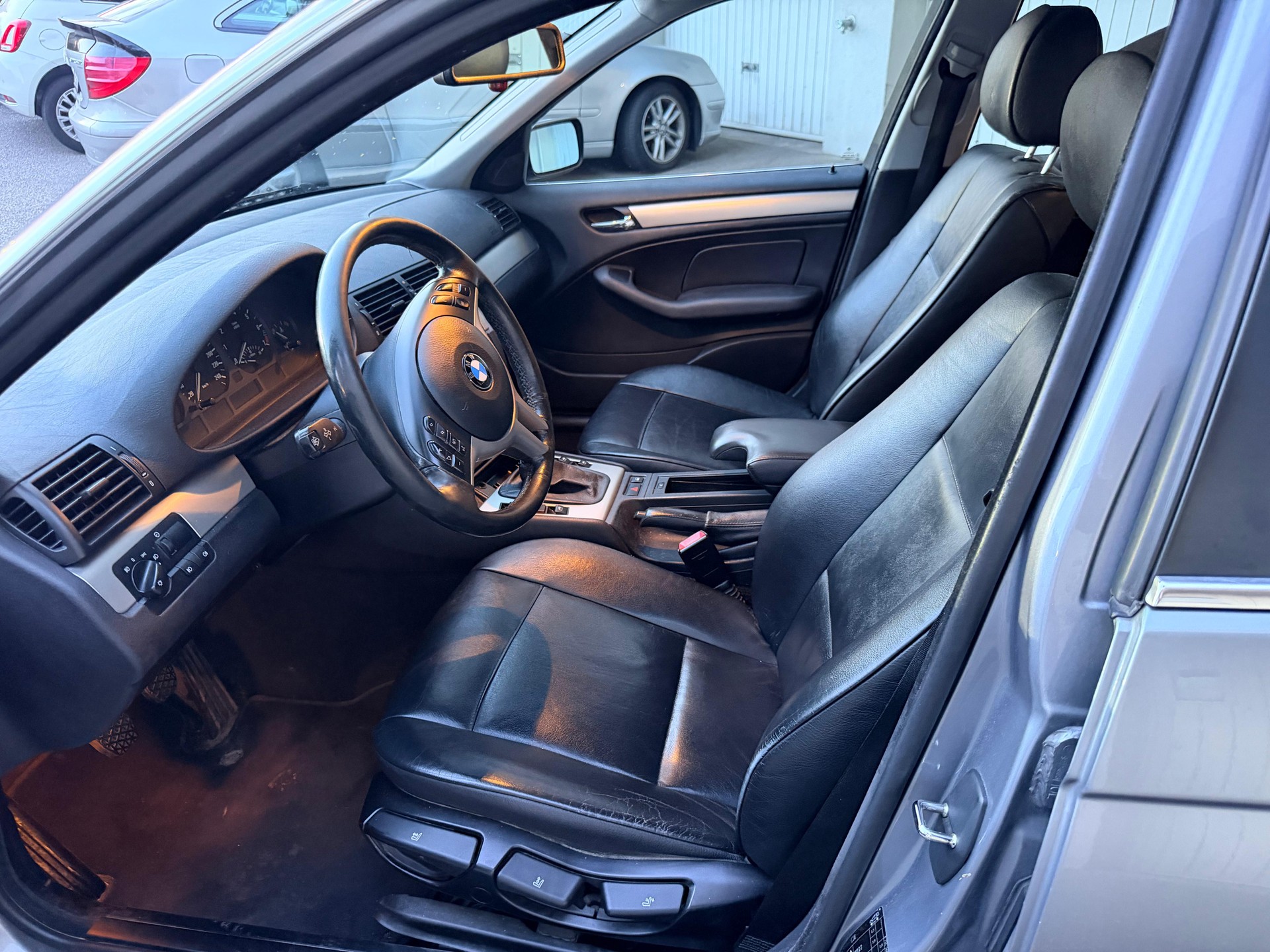 BMW 325xi-image-2