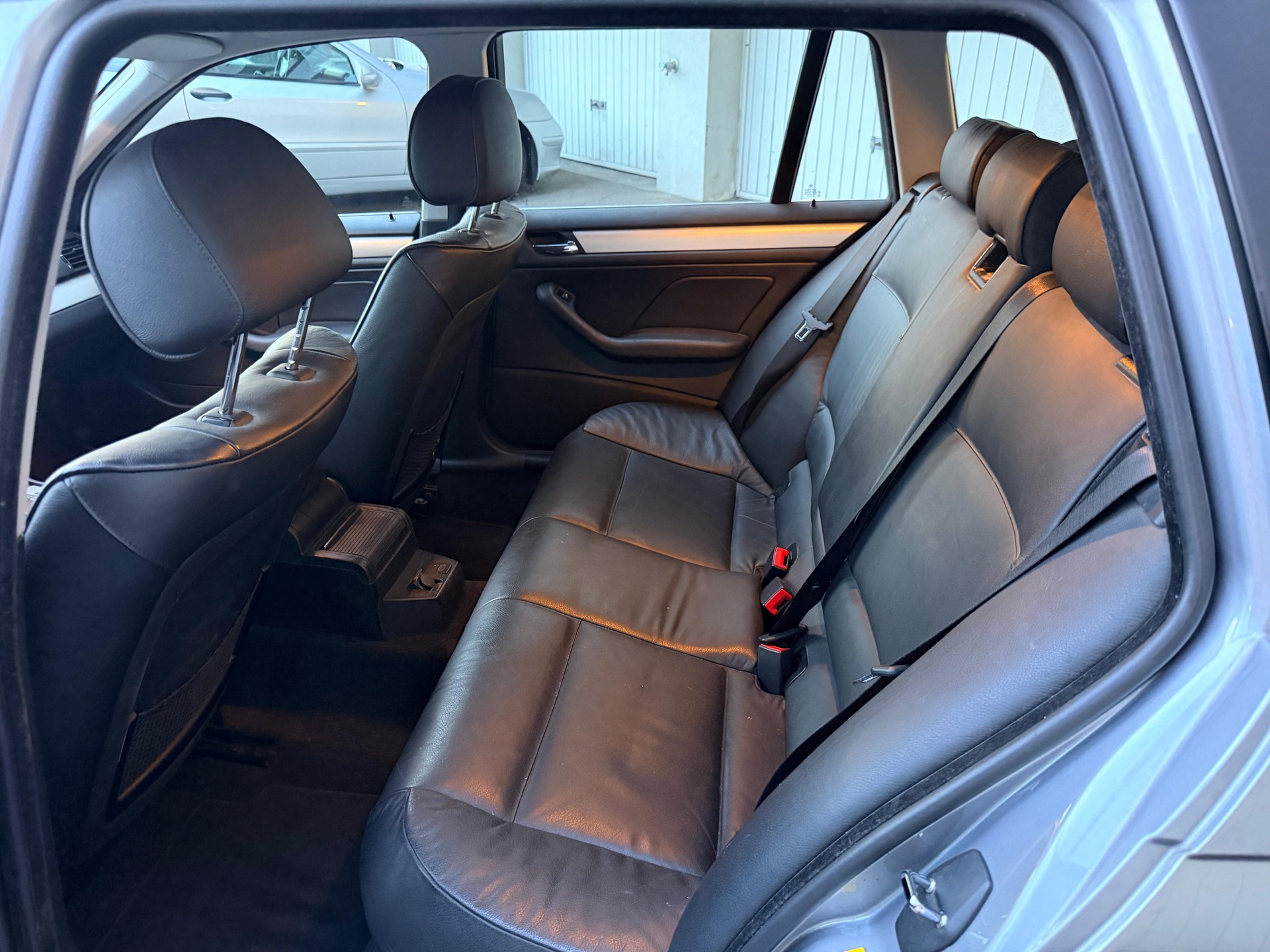 BMW 325xi-image-4