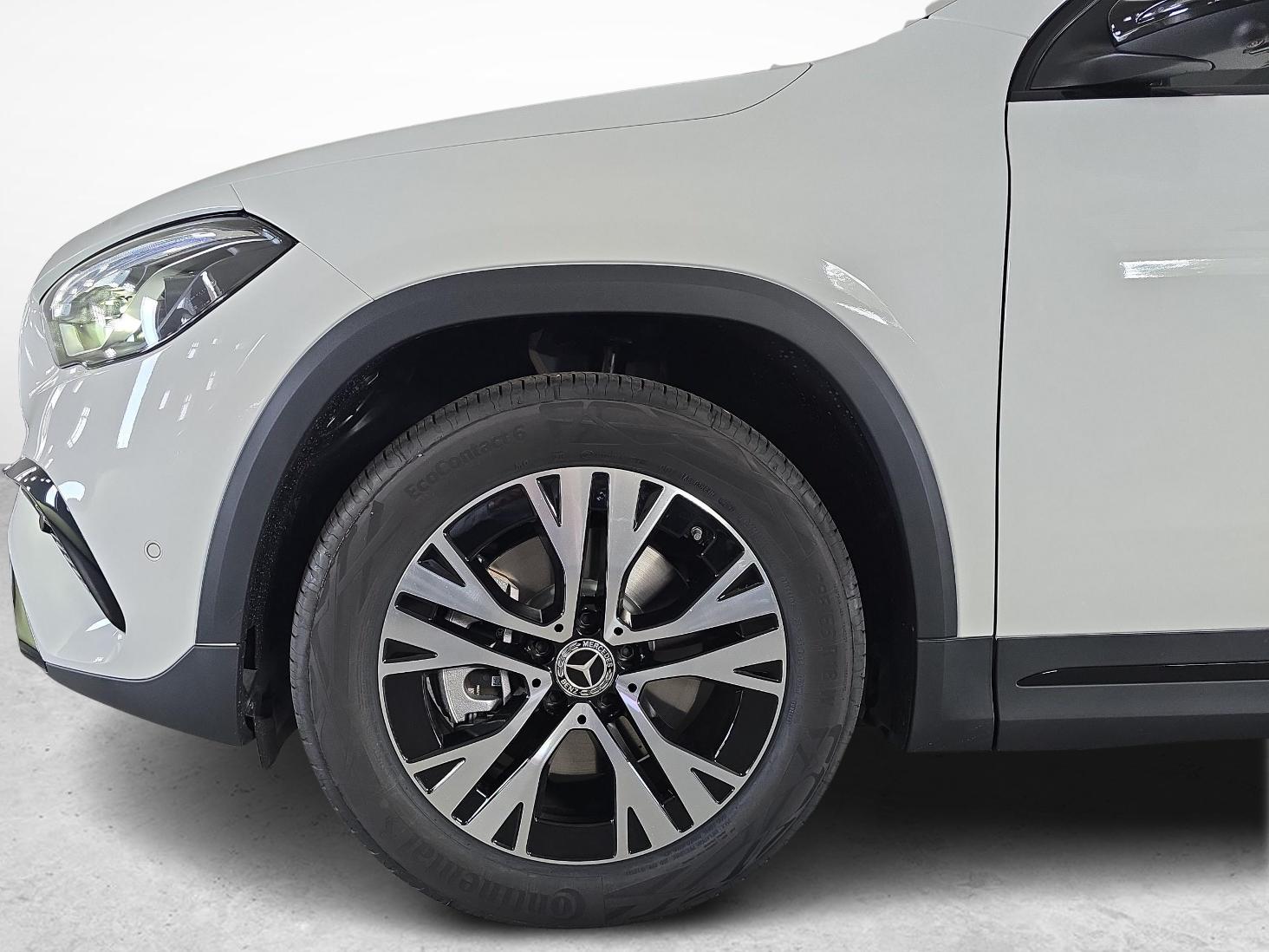 MERCEDES-BENZ GLA 250 4MATIC Swiss Star AMG Line-image-12