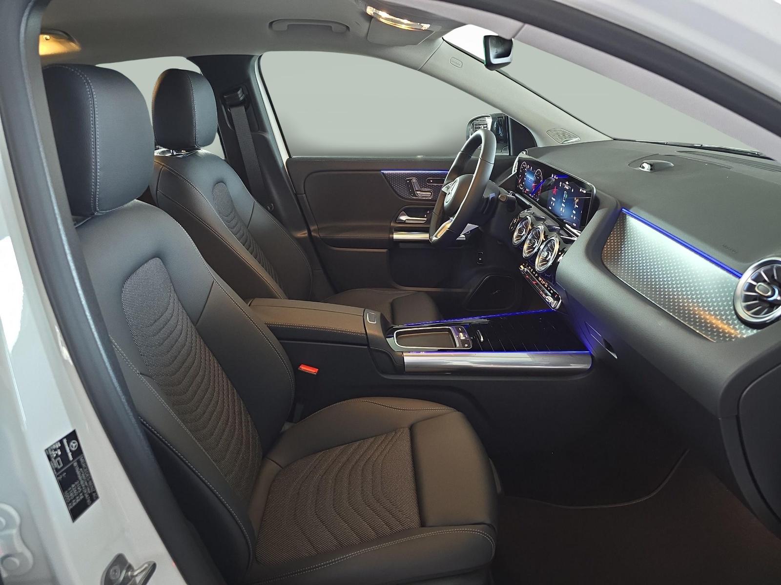 MERCEDES-BENZ GLA 250 4MATIC Swiss Star AMG Line-image-9