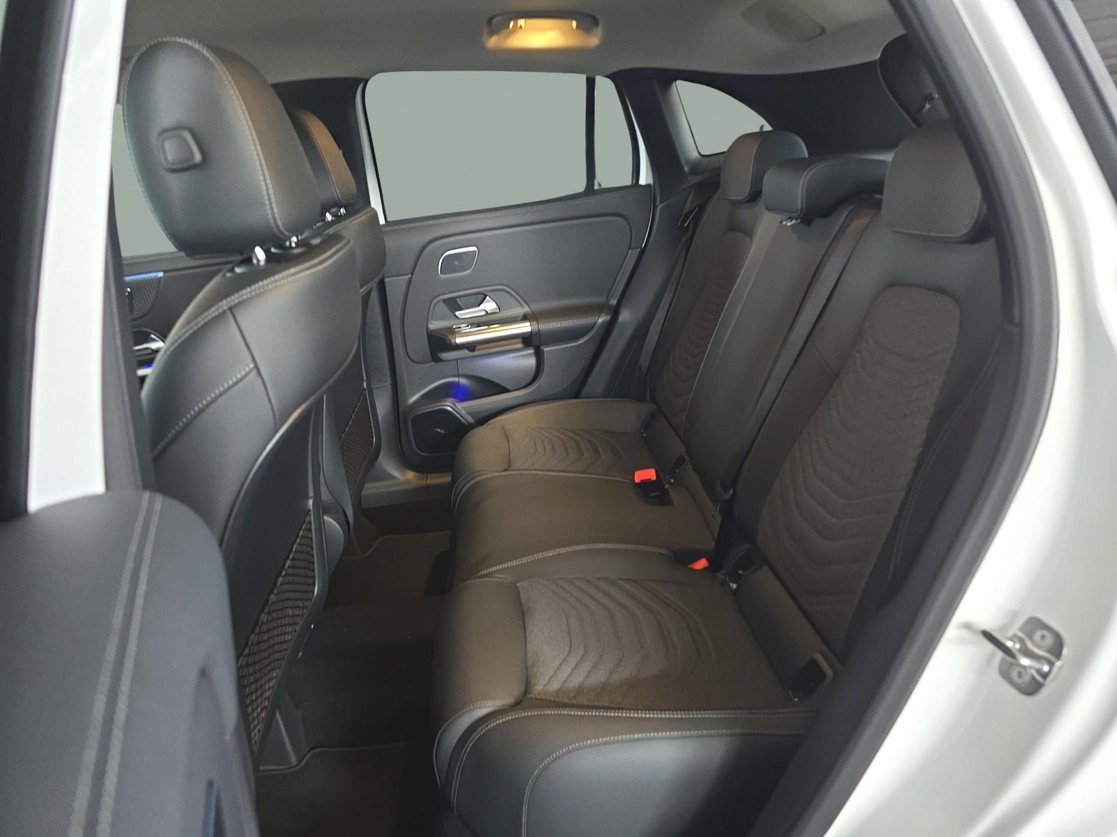 MERCEDES-BENZ GLA 250 4MATIC Swiss Star AMG Line-image-10
