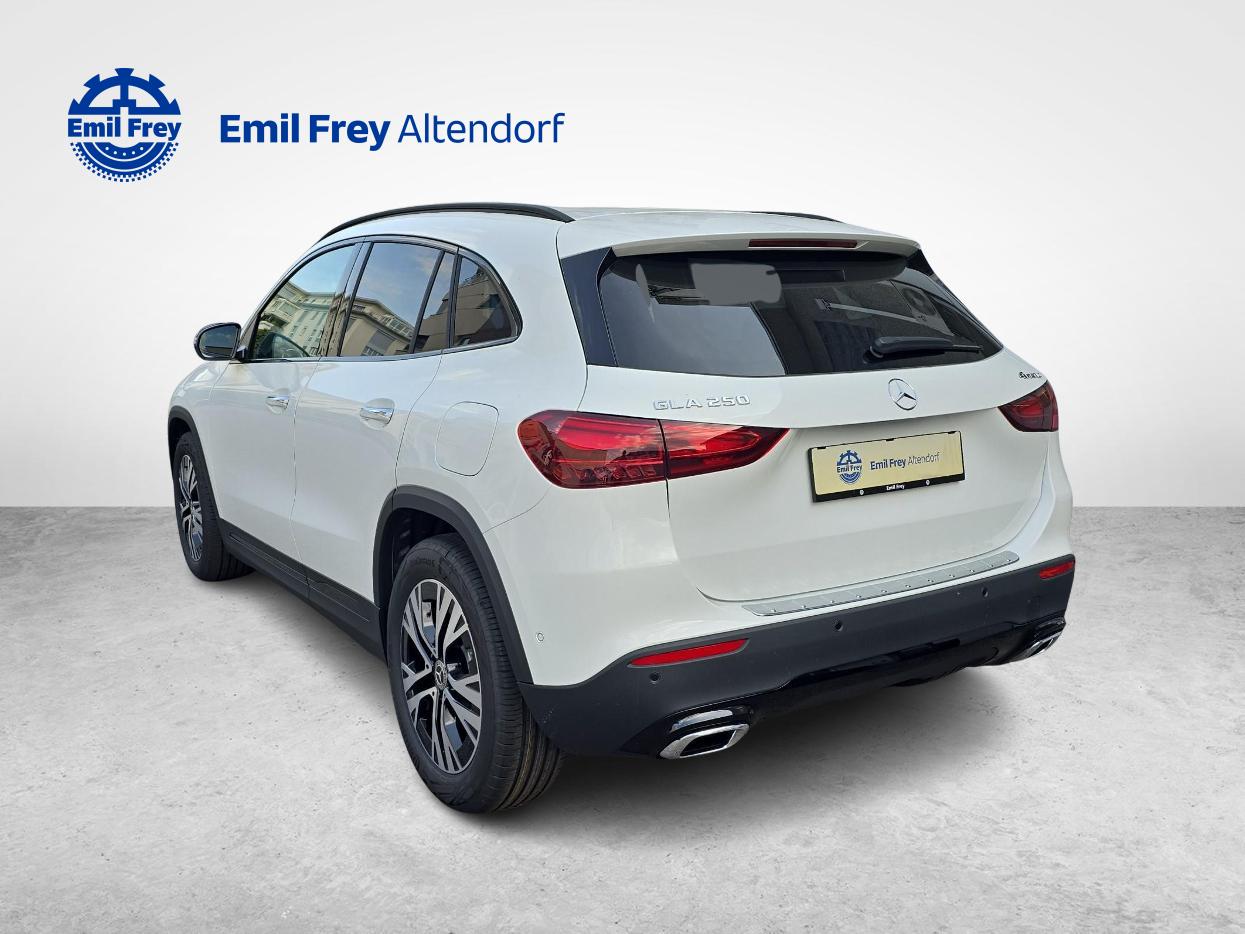 MERCEDES-BENZ GLA 250 4MATIC Swiss Star AMG Line-image-2
