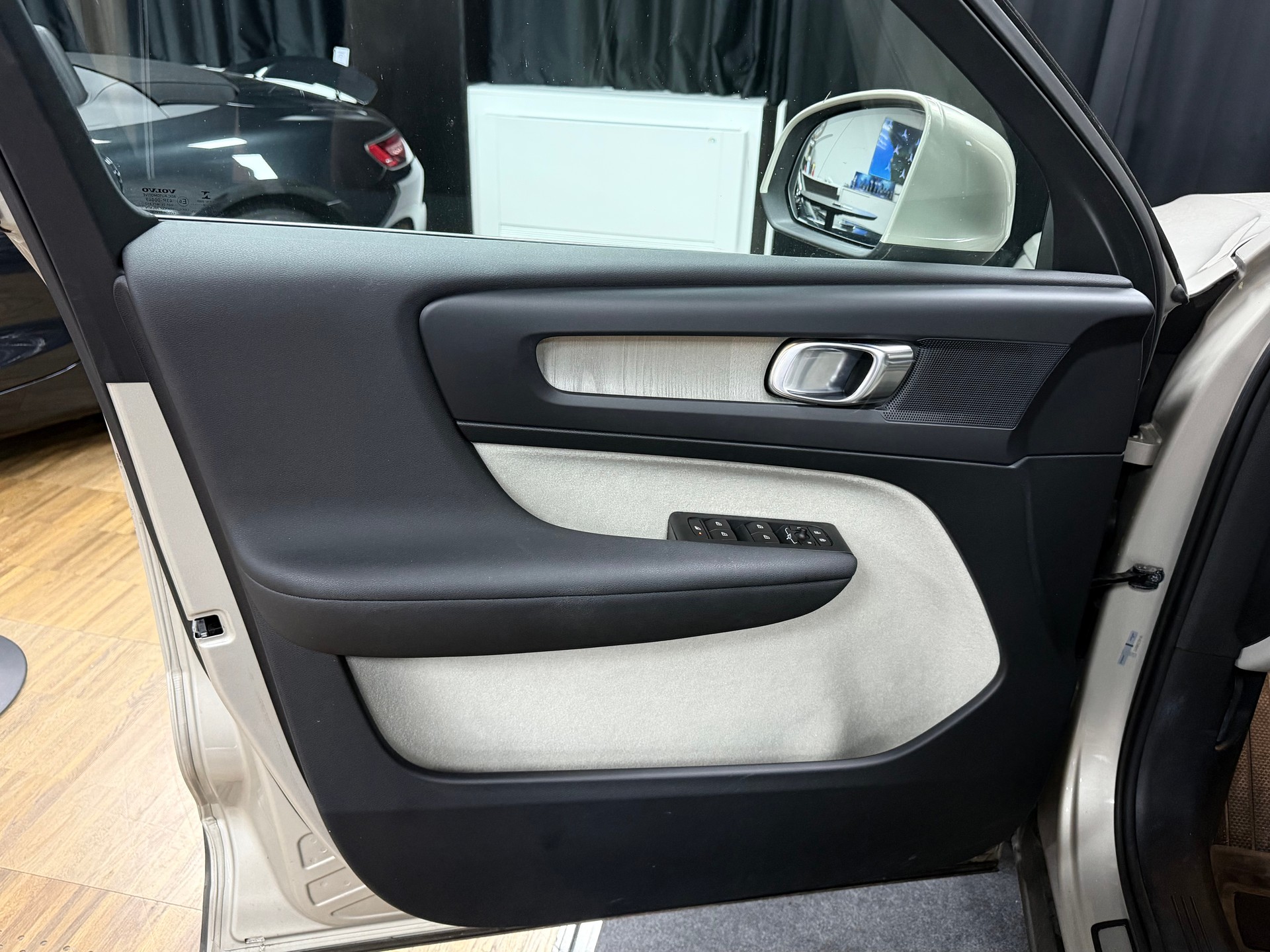 VOLVO XC40 T4 AWD Inscription Geartronic-image-11