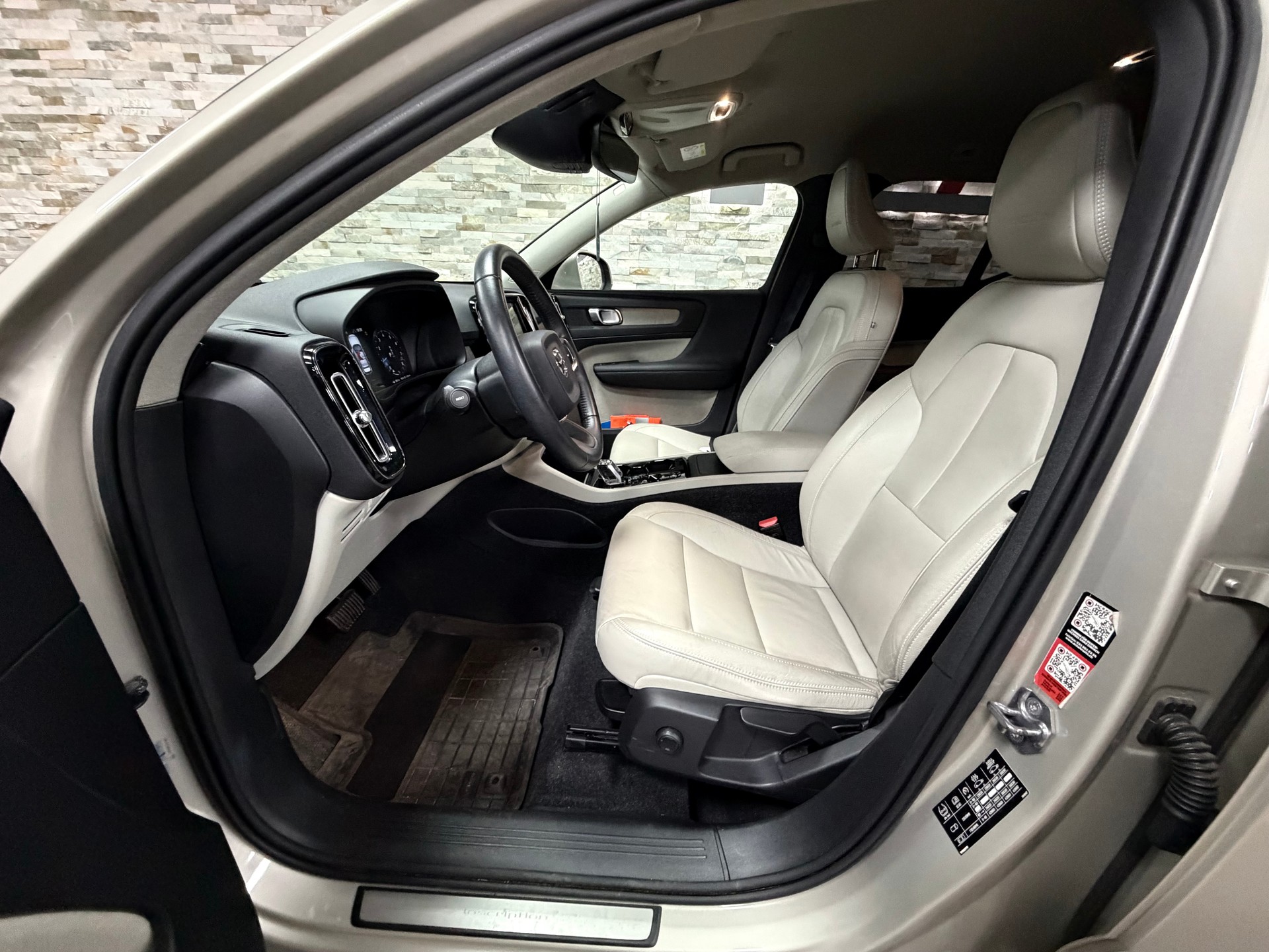 VOLVO XC40 T4 AWD Inscription Geartronic-image-12