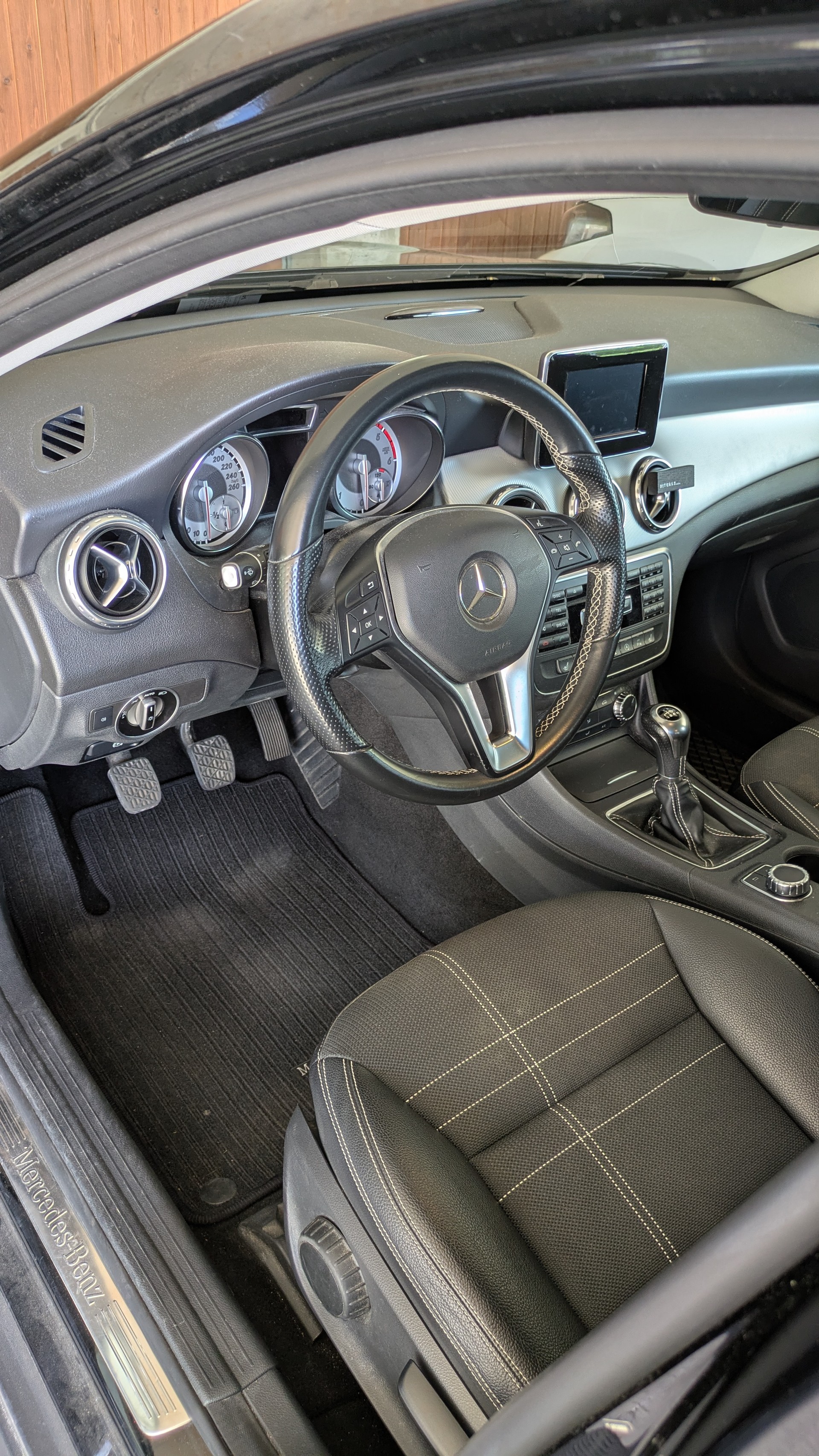 MERCEDES-BENZ GLA 200 CDI Night Star-image-4