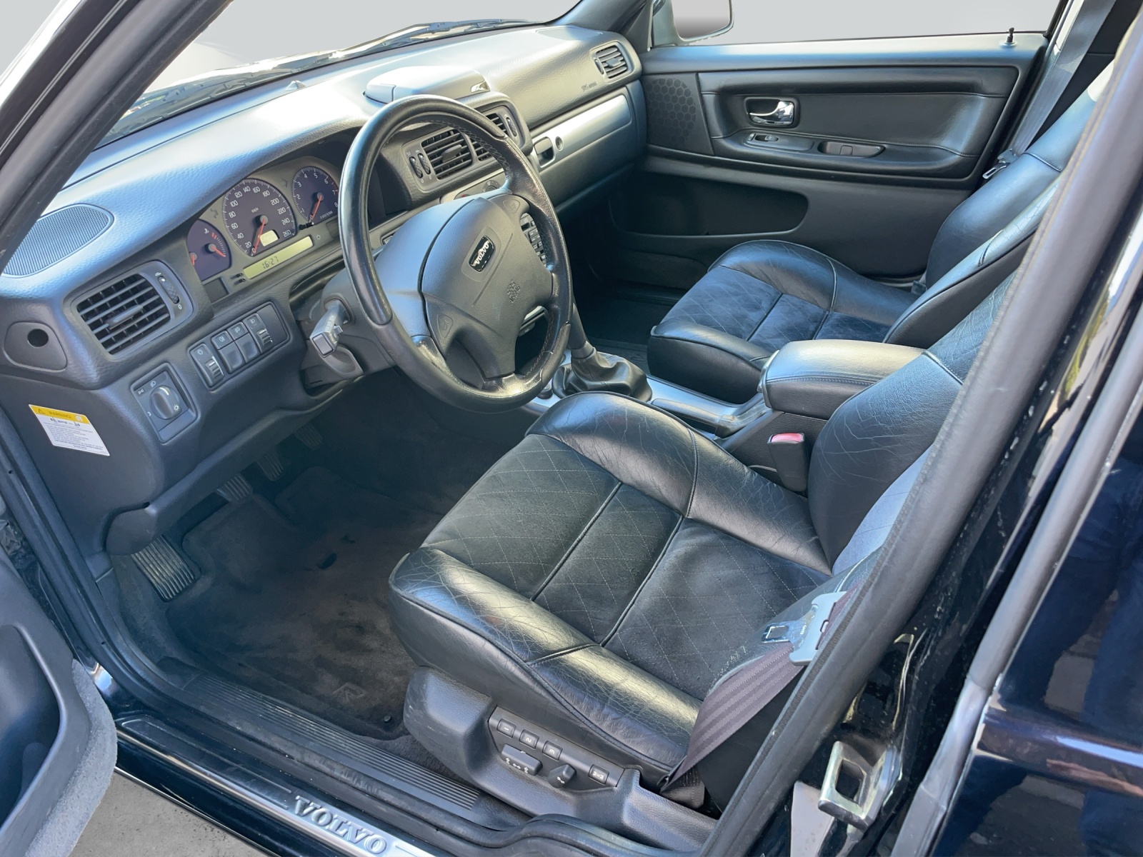 VOLVO V70 R AWD-image-10